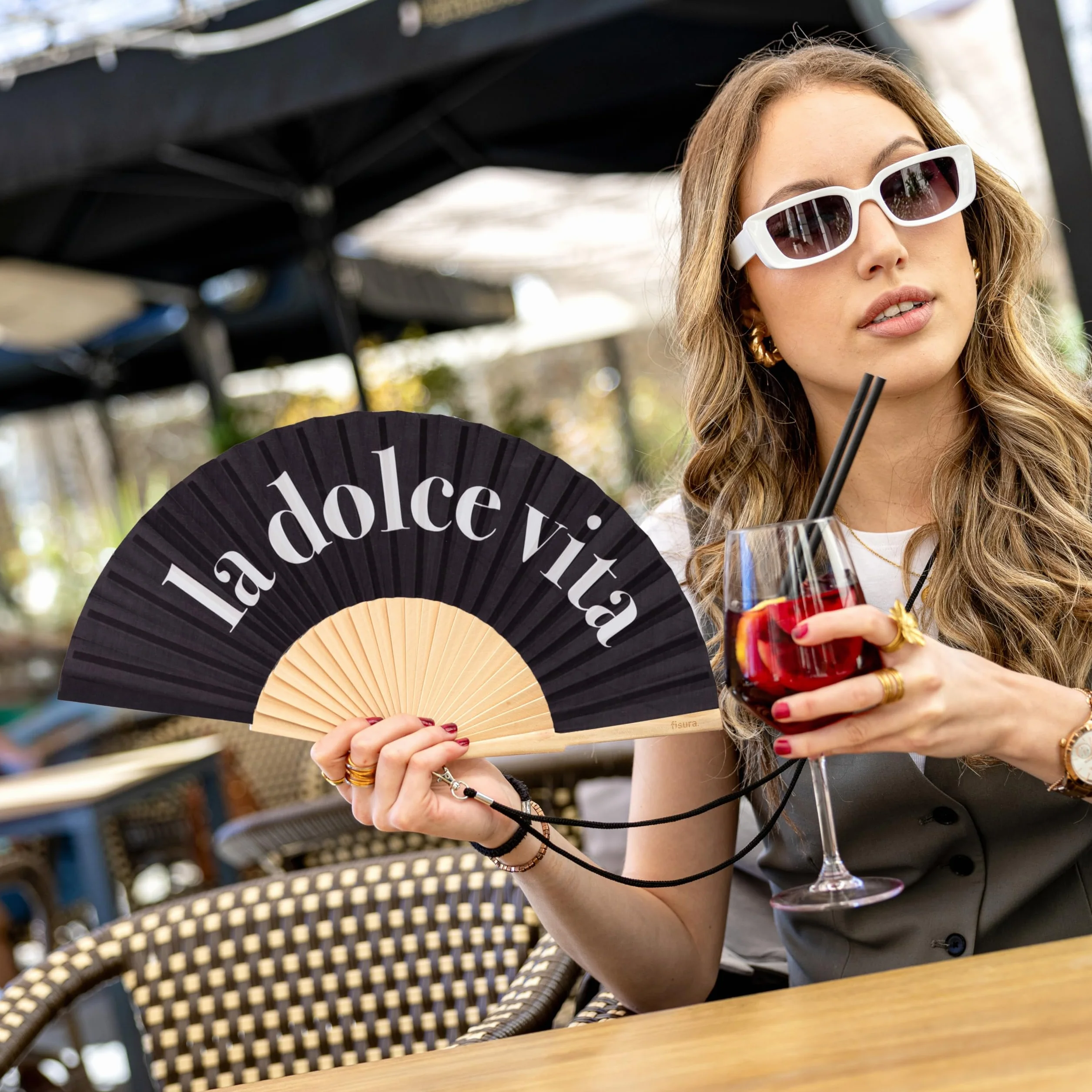 Fisura – Oryginalny wachlarz z napisem “dolce vita”, nowoczesny i stylowy. Drewniany model w eleganckim czarnym kolorze. Zawiera praktyczny uchwyt do zawieszenia. Wymiary: 42,5 x 23 cm