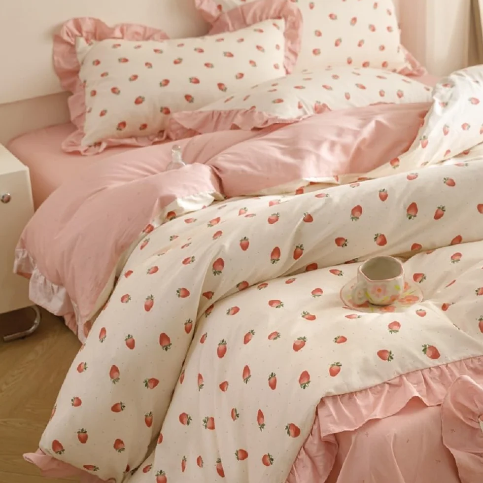 Komplet pościeli z falbankami 200x200 cm różowe truskawki dwustronna mikrofibra ÖkoTex zamek błyskawiczny 2 poszewki 80x80