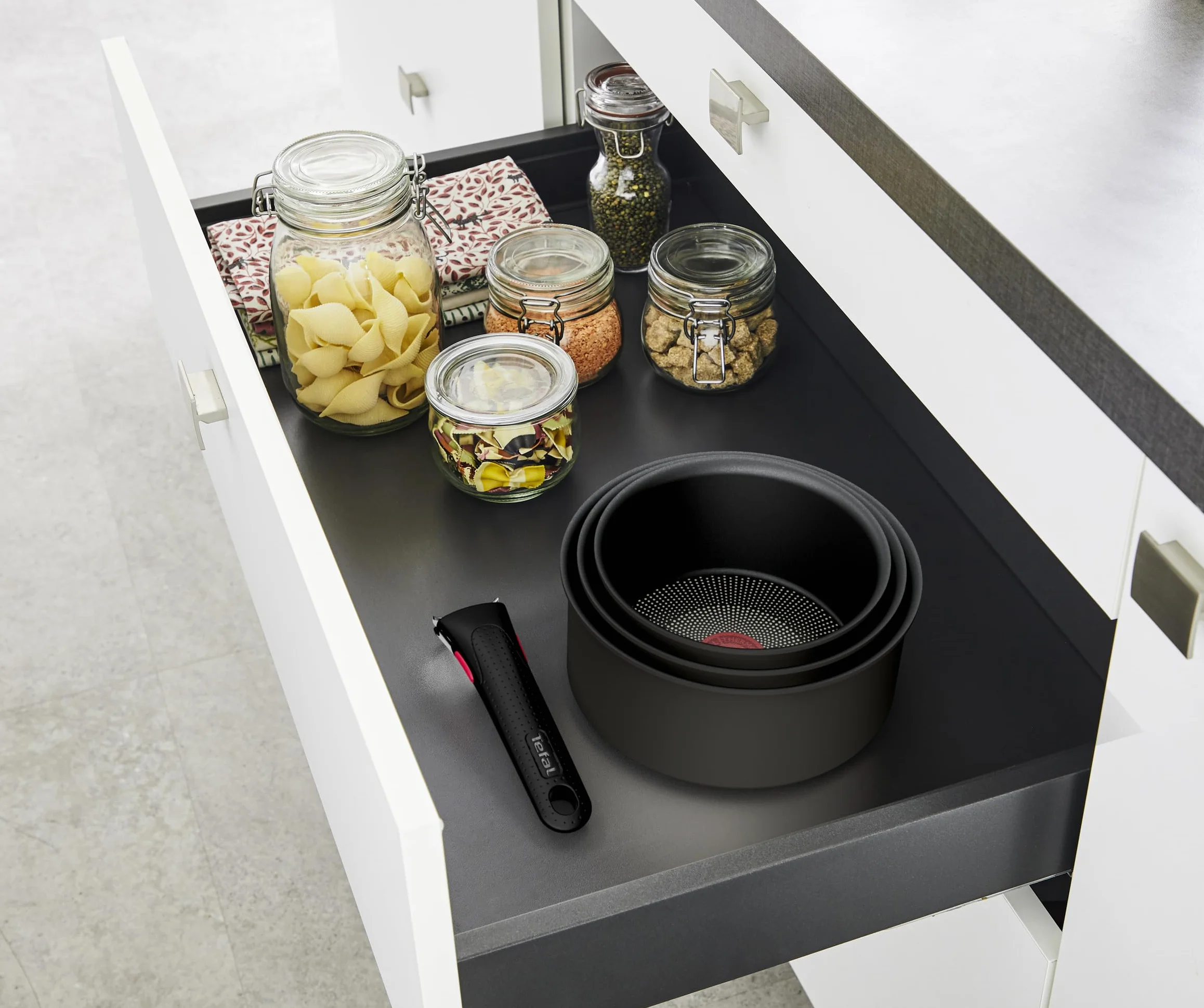 TEFAL INGENIO L9863153, odłączana rączka do wszystkich patelni i garnków z serii Ingenio, wytrzymałość 10 kg, 3 punktowy system bezpieczeństwa, oszczędność miejsca, czarna