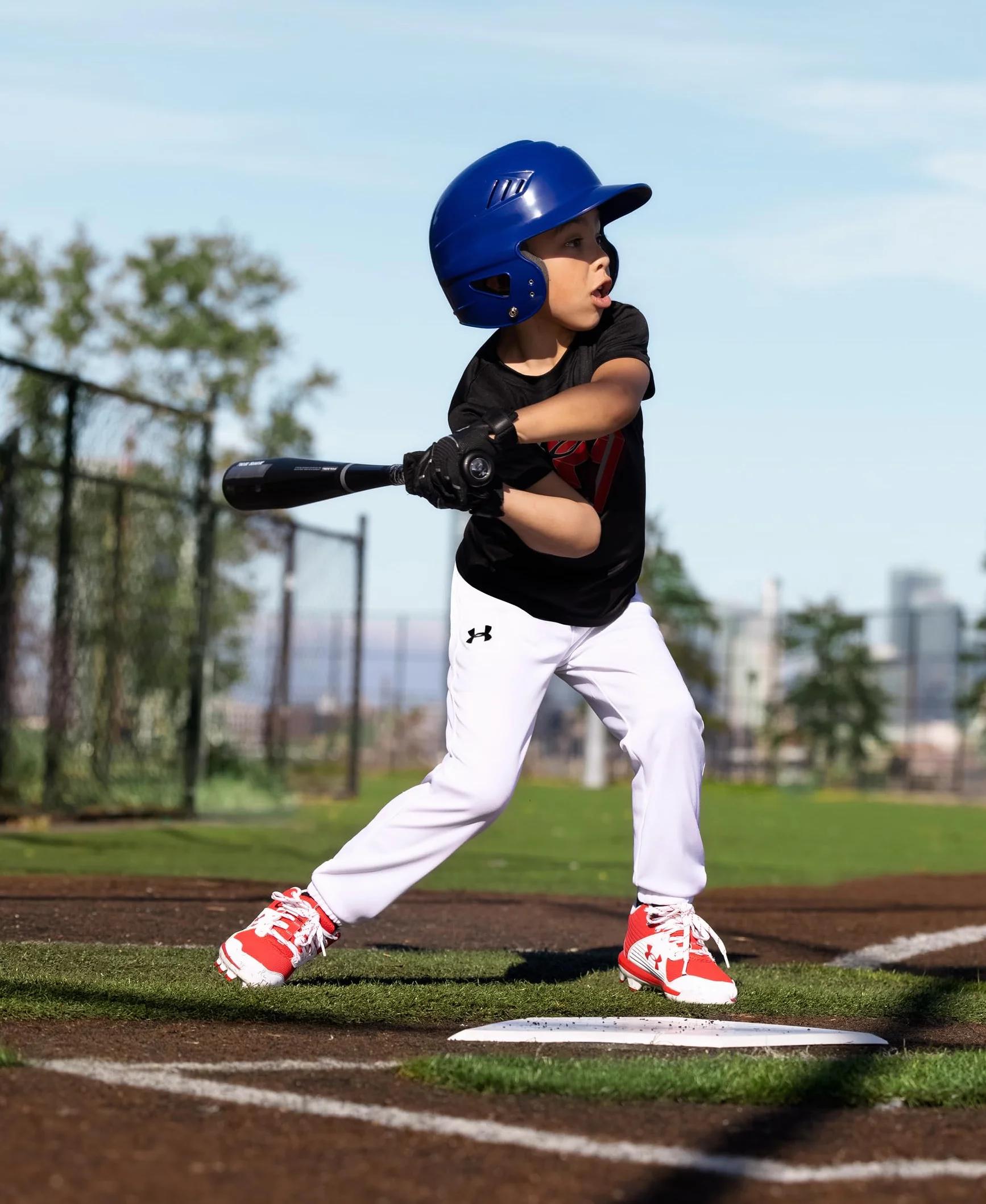 Under Armour Chłopięce spodnie baseballowe, szlufki na pasek, logo, zapięcie na zatrzask, wygodne i trwałe