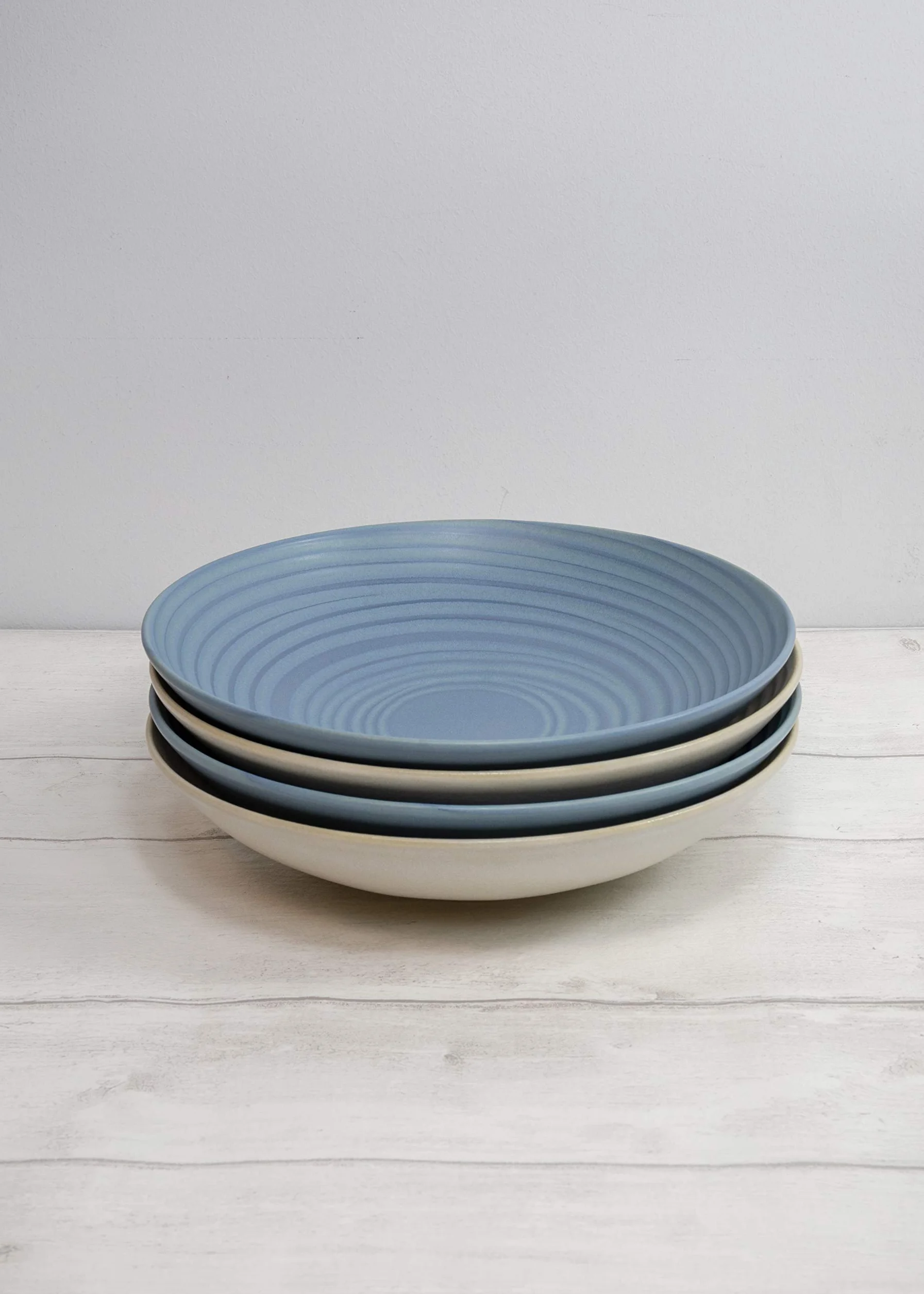 KitchenCraft Zestaw 4 misek do makaronu w pudełku na prezent, idealny do ramen i ryżu, bezołowiowa kamionka szkliwiona, niebieski/kremowy, 22 cm