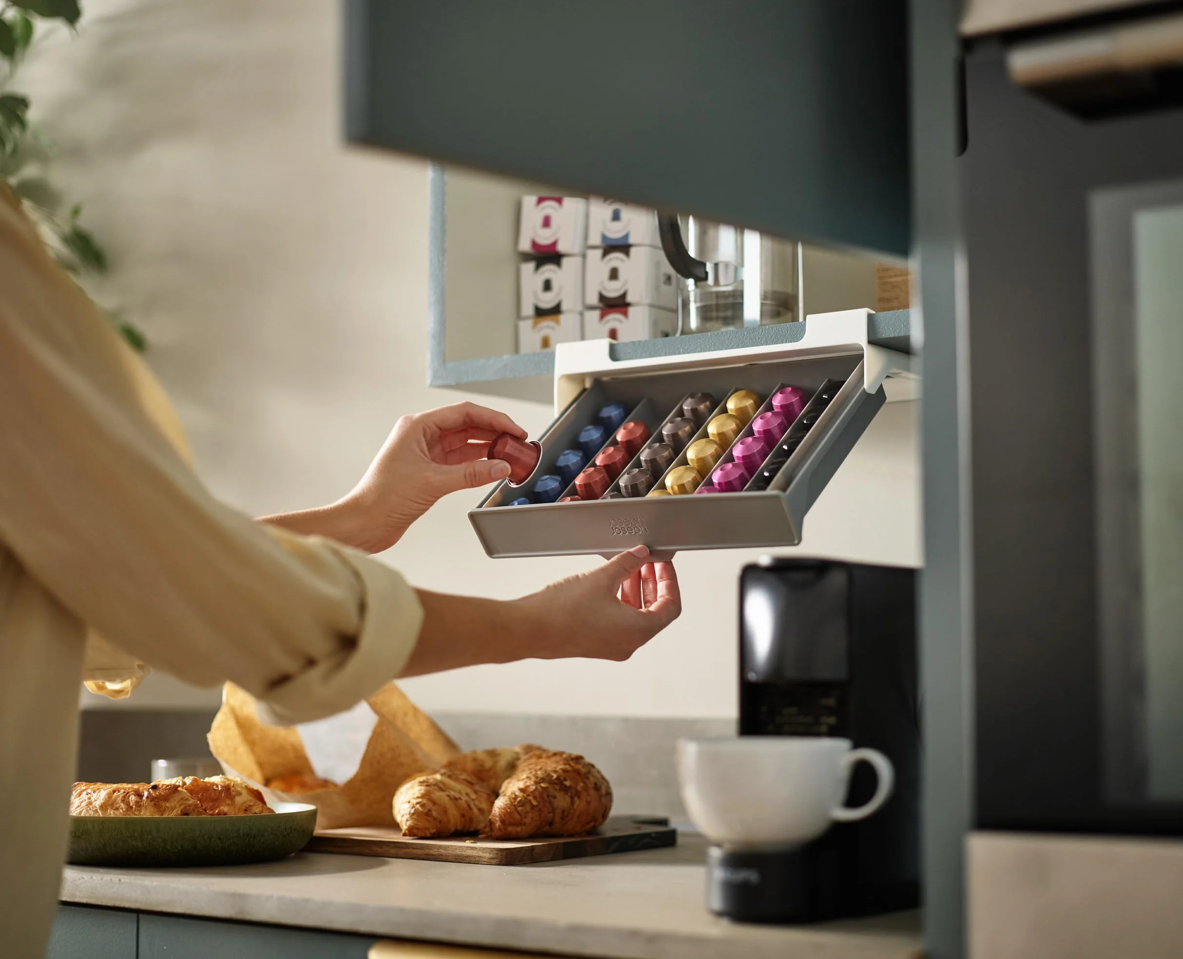 Joseph Joseph CupboardStore - Oszczędzająca miejsce szuflada na kapsułki pod półką, 30 szt, pasująca do oryginalnych kapsułek Nespresso