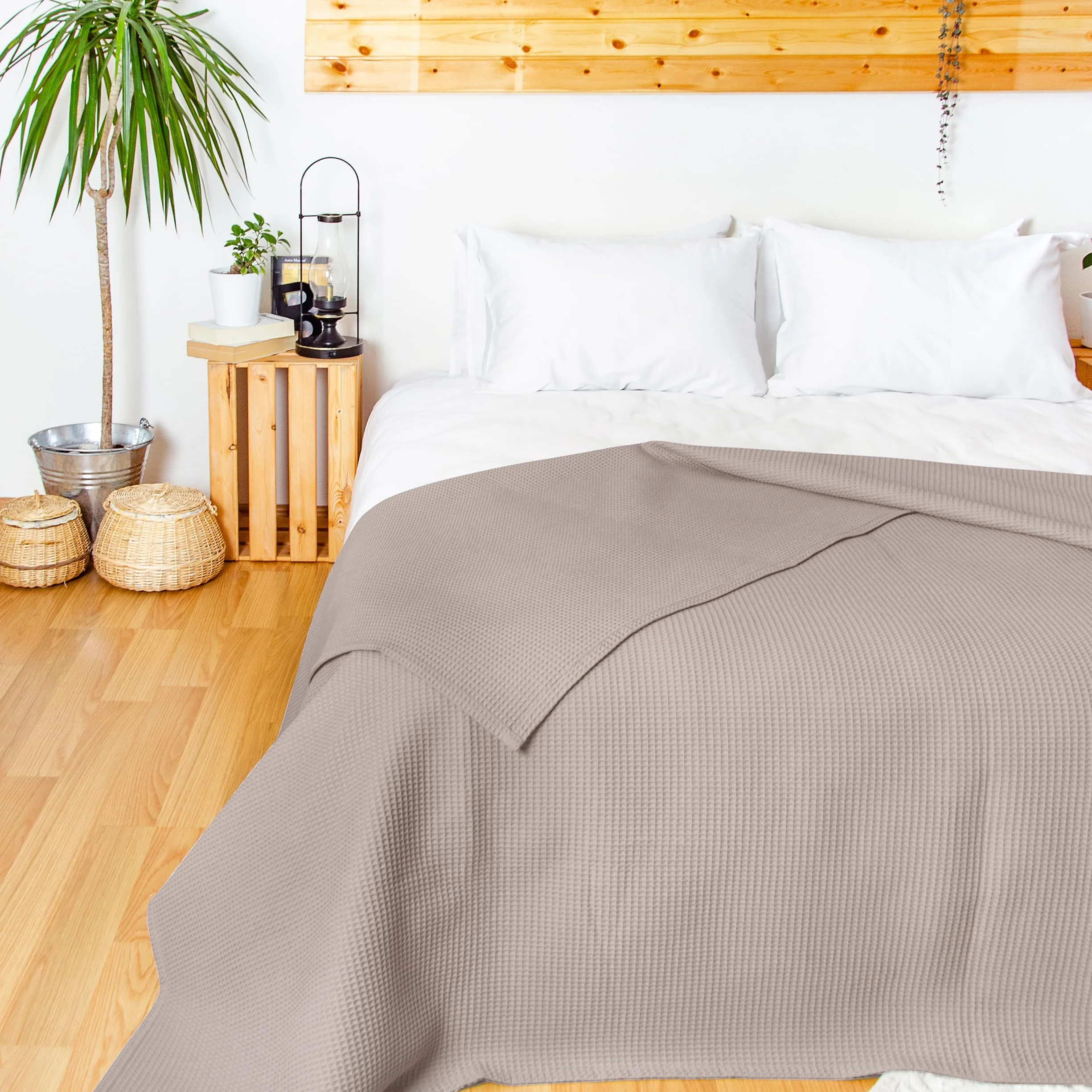 LAYNENBURG Narzuta klasy premium, 150 x 200 cm, 100% bawełny o strukturze waflowej, lekkie nakrycie letnie, bawełniana narzuta na łóżko, sofę, kolor: taupe