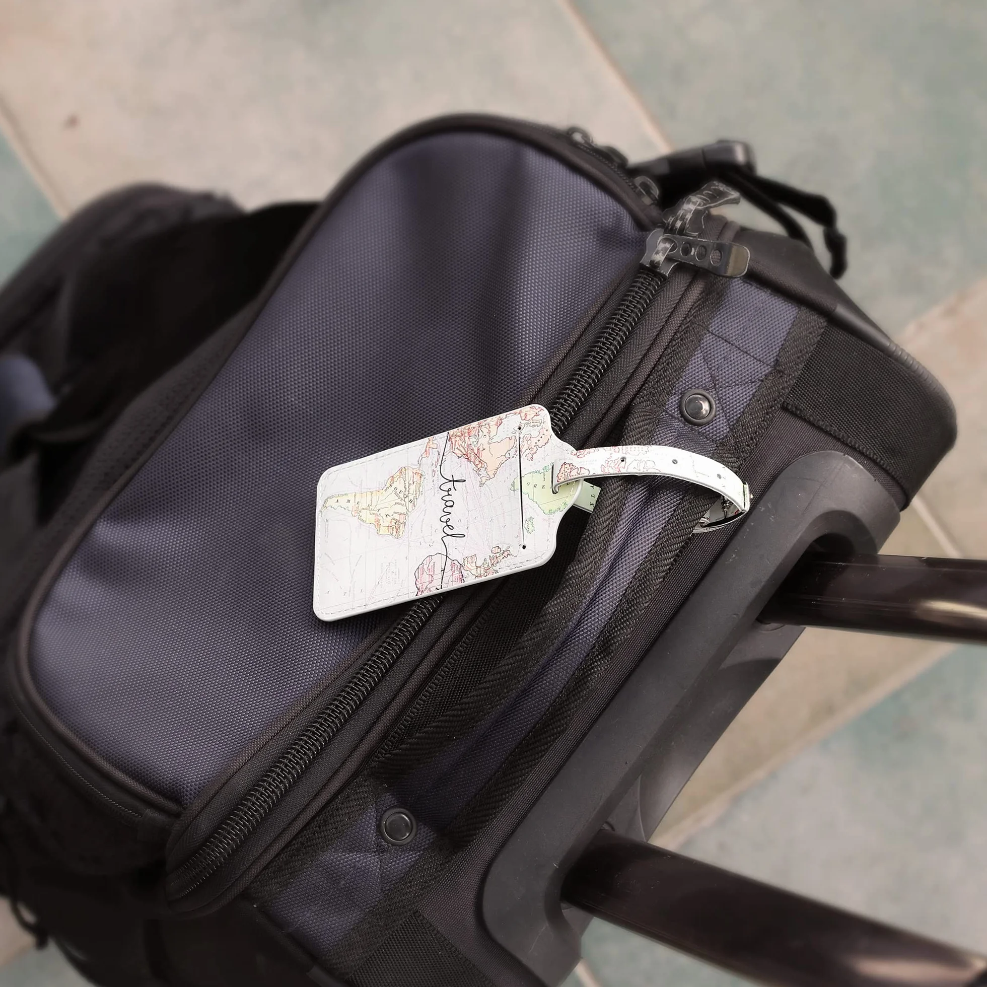 Kwmobile 2X Zawieszka do walizki z nazwą i adresem - etykieta na walizce, plecaku szkolnym, bagażu podróżnym - zawieszka do bagażu czarna, Napis Travel czarny wielokolorowy, 11 x 7 cm