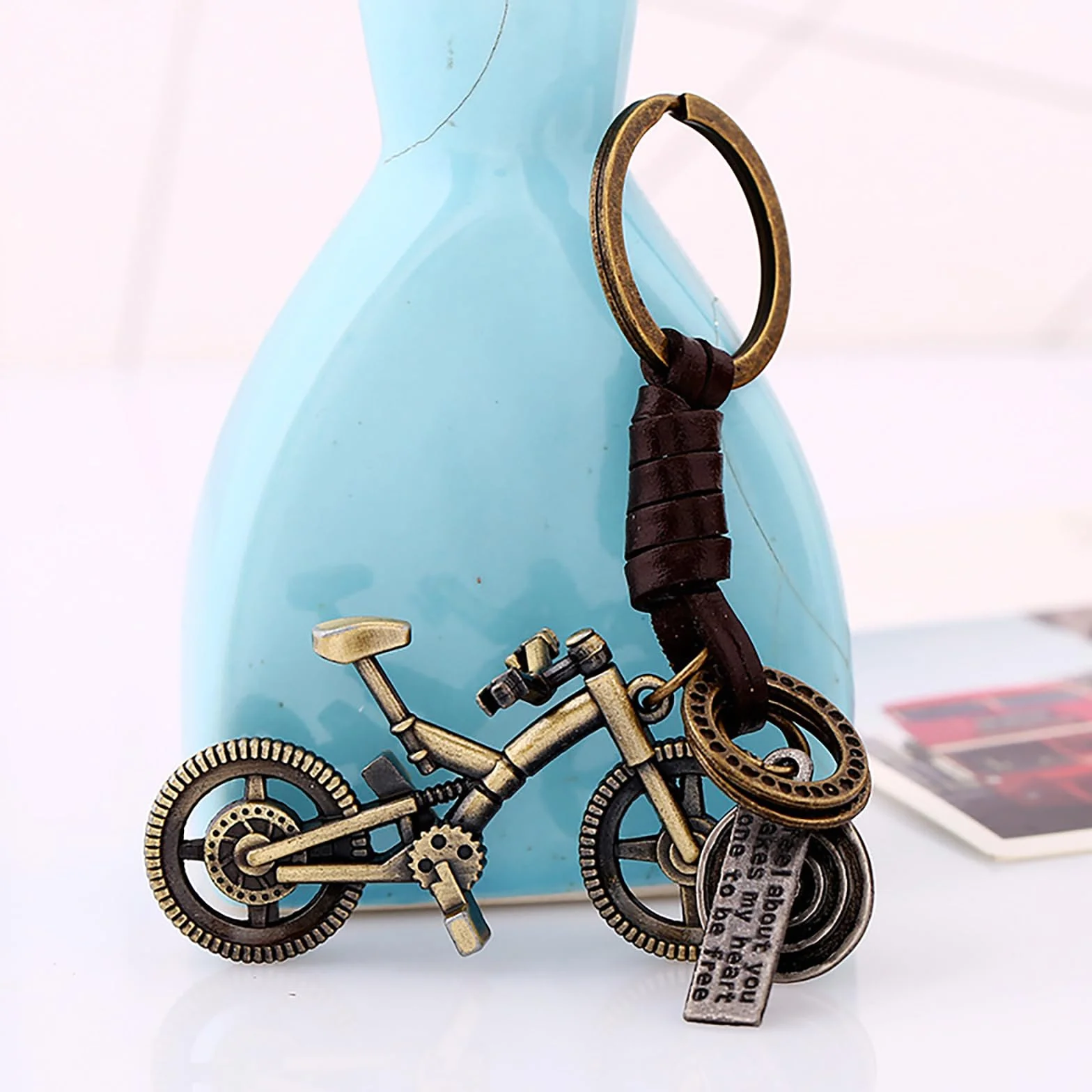 Brelok rowerowy, brelok rowerowy wykonany ze skóry i metalu, brelok spersonalizowany breloczek do kluczy szczęśliwy amulet prezent na walentynki, urodziny, Boże Narodzenie i rocznicę prezent dla
