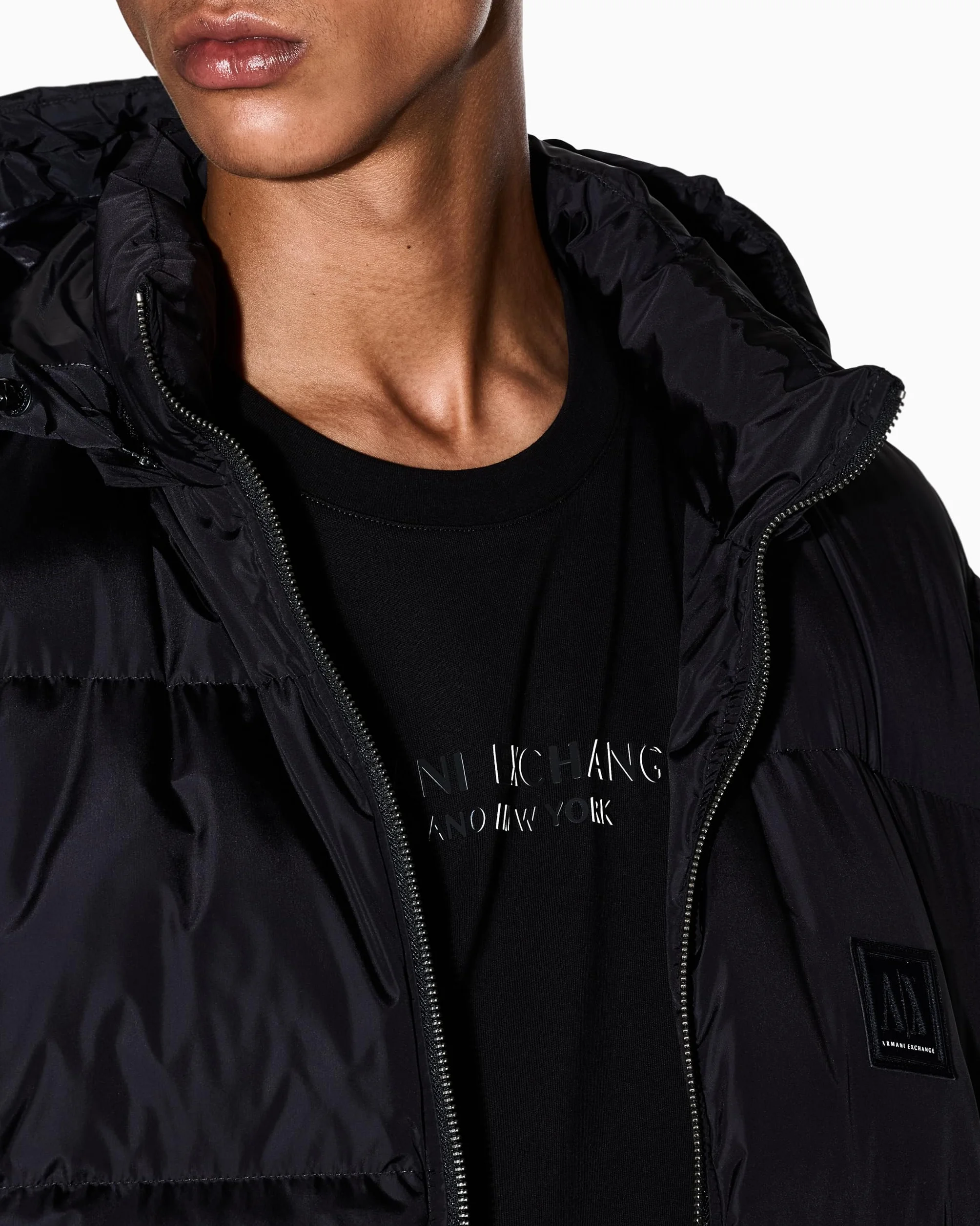 Armani Exchange Męski projekt ikony, wytłoczona naszywka z logo, błyszcząca nylonowa kamizelka puchowa, Czarny, L