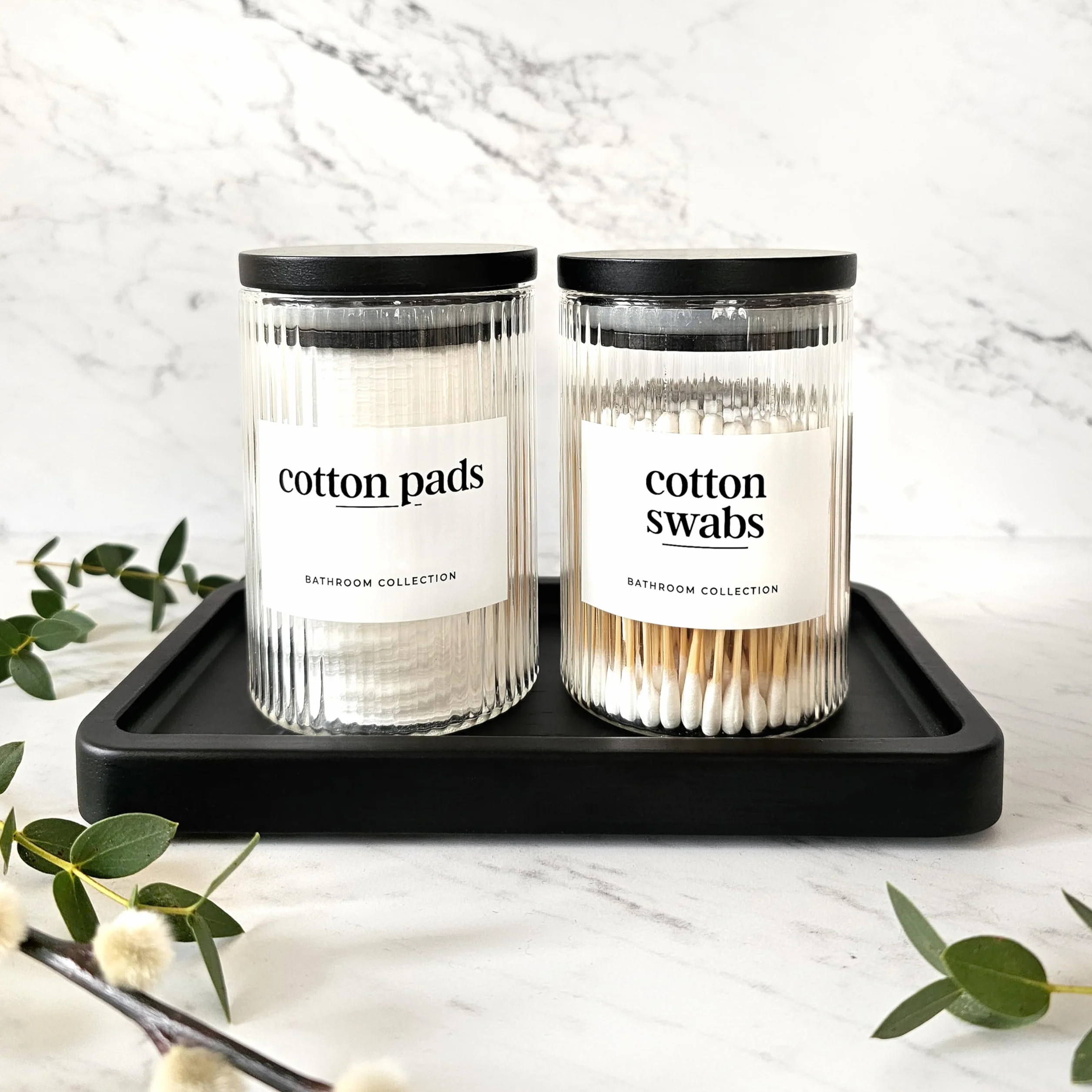 Mason & Fable Zestaw szklanych słoików i tacek łazienkowych, 295 ml, zestaw 2 pojemników do przechowywania z hermetycznymi czarnymi pokrywkami bambusowymi, wacik, uchwyt na końcówkę Q, sól do kąpieli,