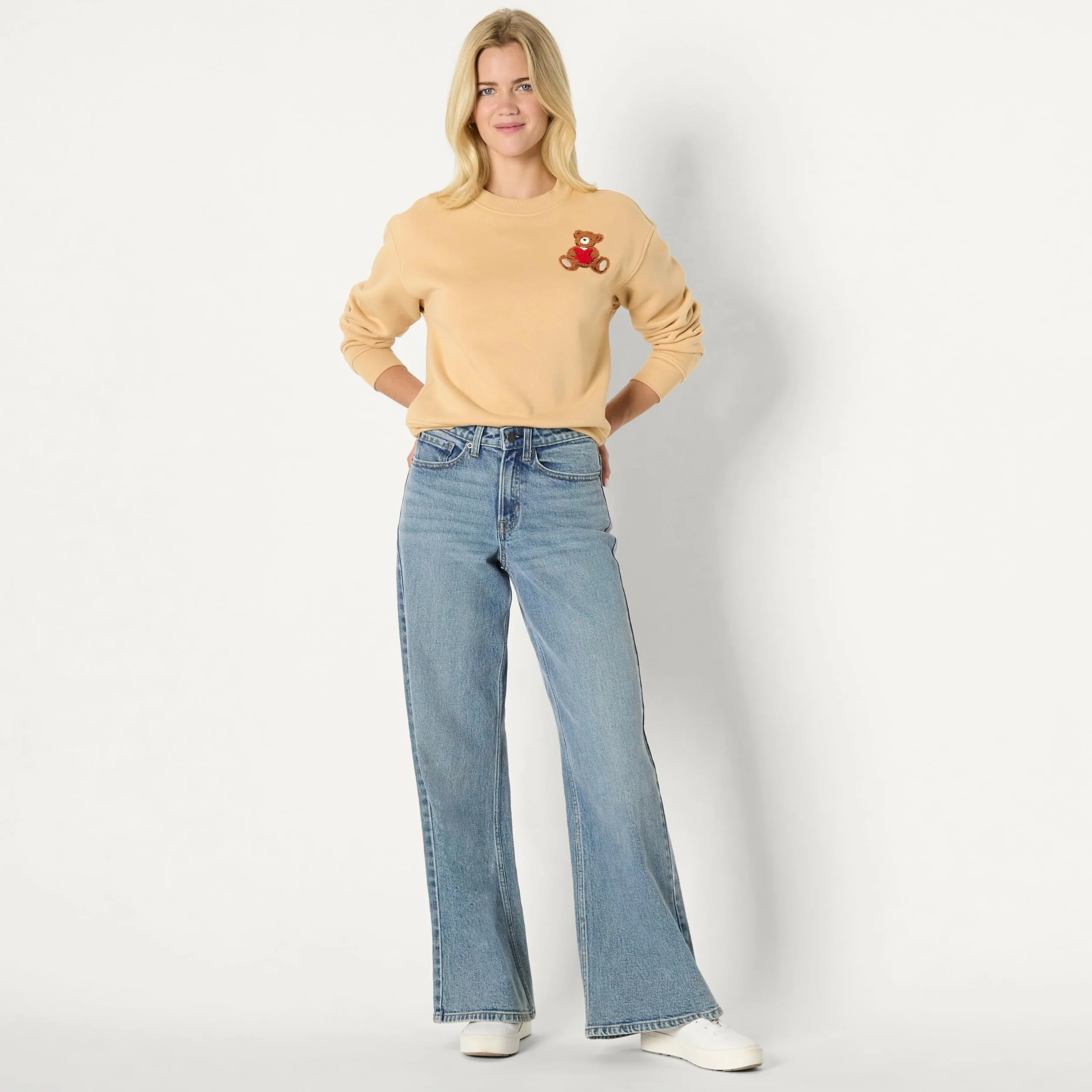 Amazon Essentials x Sofia Grainge Damska bluza z okrągłym dekoltem Boxy Drop Shoulder Crewneck, Light Camel Bear Heart, S