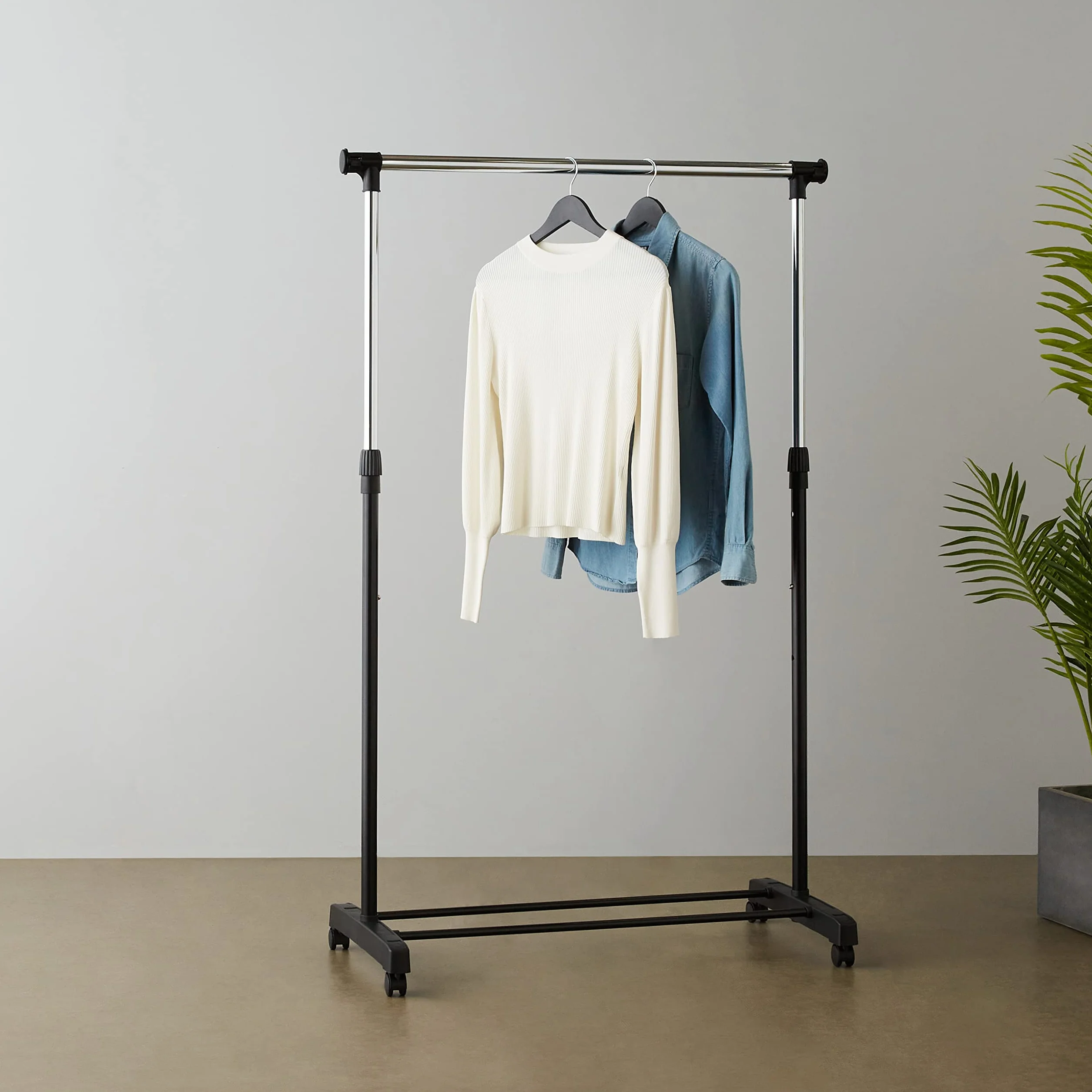 Amazon Basics Drążek na ubrania, z kółkami, 91,5-145 x 42 x 134-161 cm, chrom