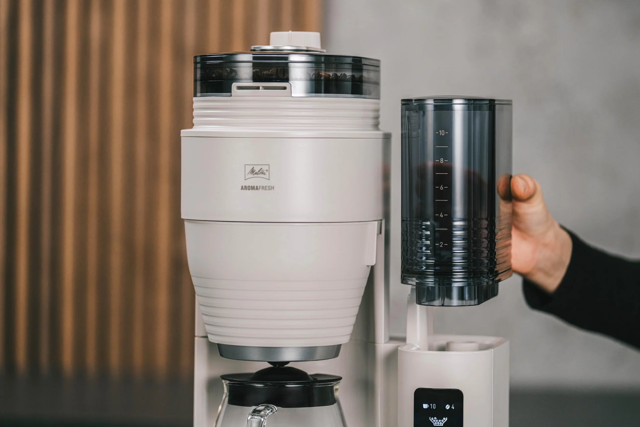 Melitta AromaFresh Pro X – ekspres do kawy z młynkiem, przelewowy ekspres do kawy ze szklanym dzbankiem i wyjmowanym zbiornikiem na wodę, na maks. 10 filiżanek kawy, kolor ciepły szary