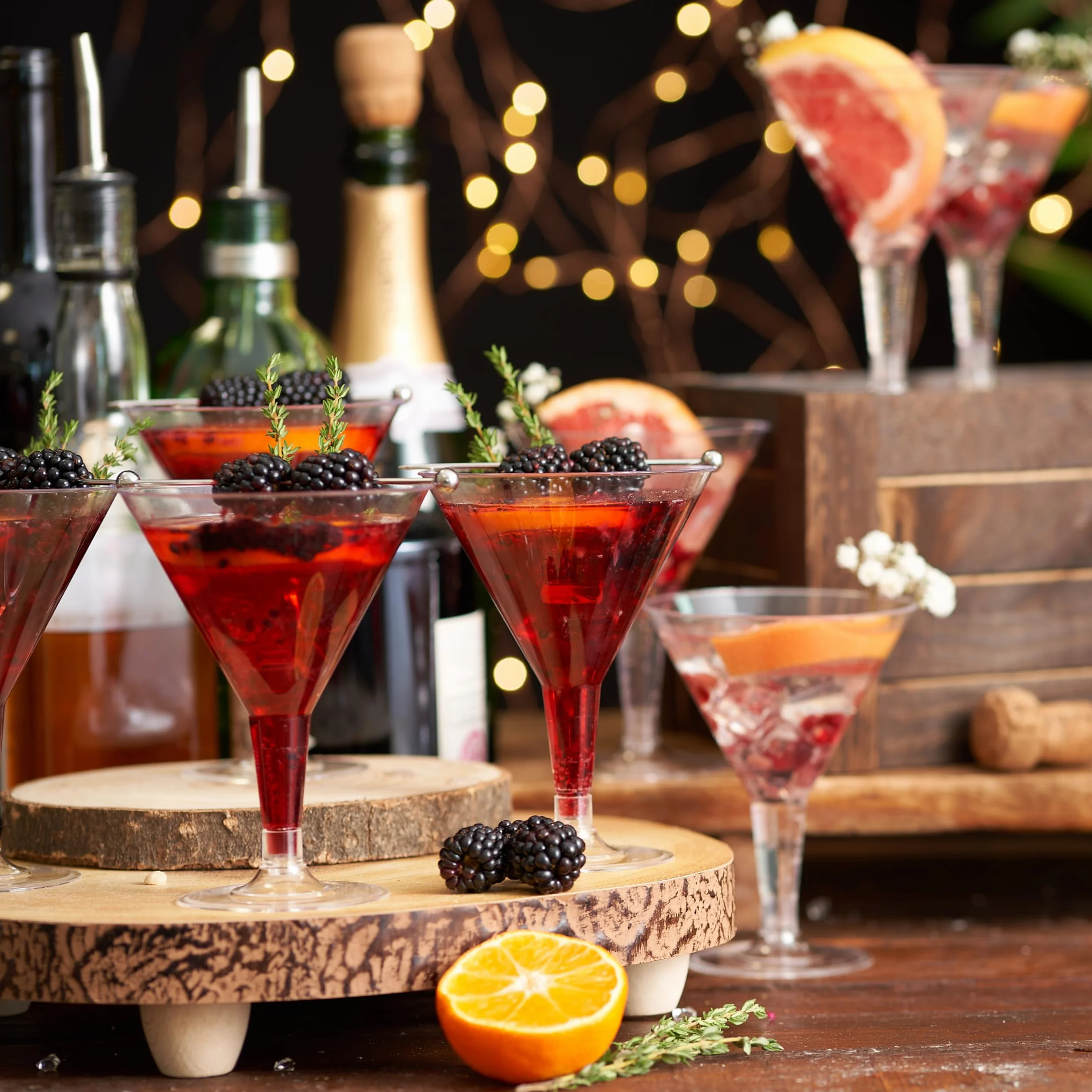 MATANA 48 Plastikowych Kieliszków do Martini, 210ml - Eleganckie, Wytrzymałe i Wielokrotnego Użytku - Kieliszki Koktajlowe na Wesela, Urodziny, Święta i Przyjęcia