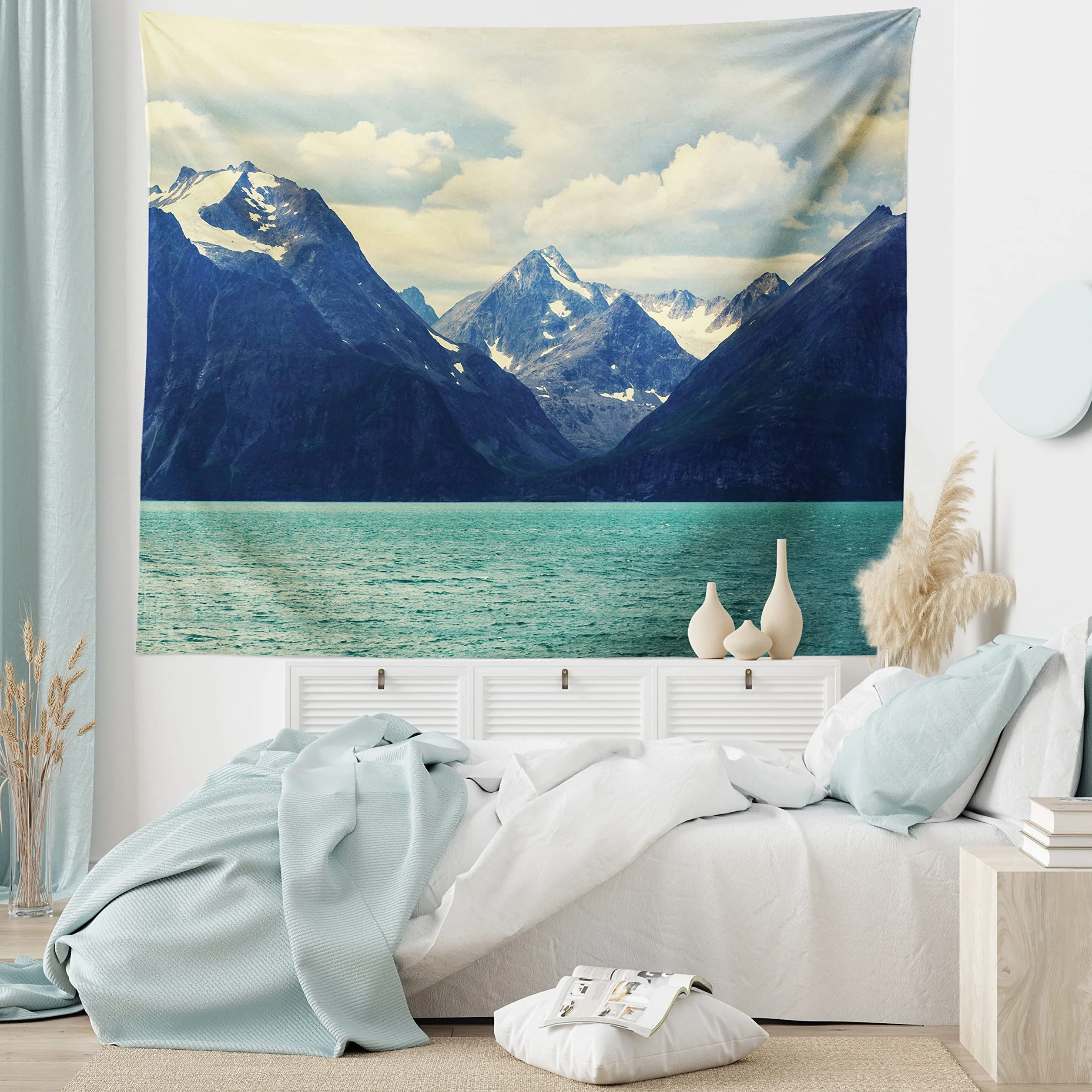 ABAKUHAUS, Góra, Dekoracyjny gobelin, plakat na ścianę, Północne wybrzeże Atlantyku Norwegia Fishing Port Snowy Natura, Migdałowy Zielony Ciemnoniebieski, 230x140cm