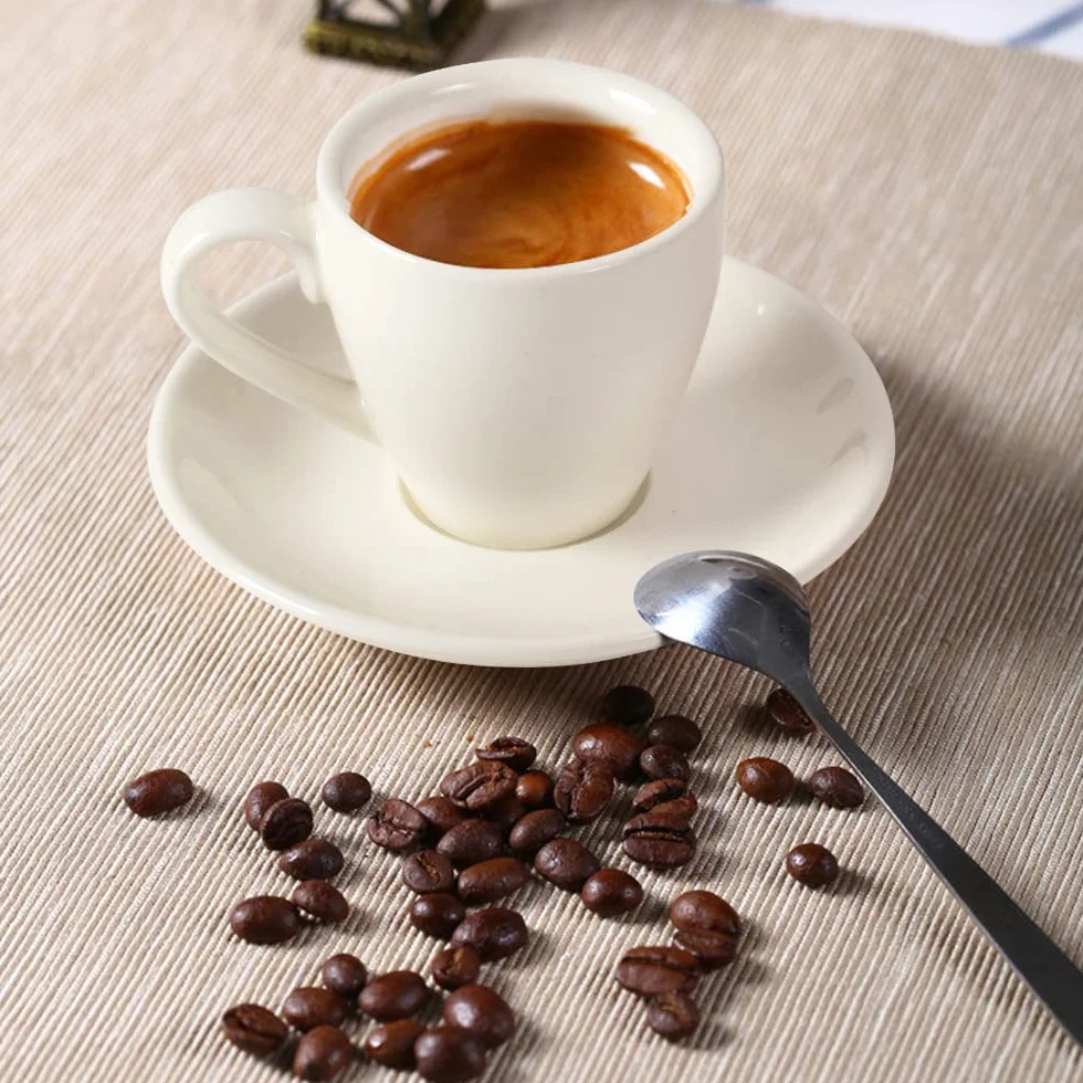 ionEgg Porcelanowy kubek do espresso ze spodkiem i łyżkami 80 ml 2 sztuki biały