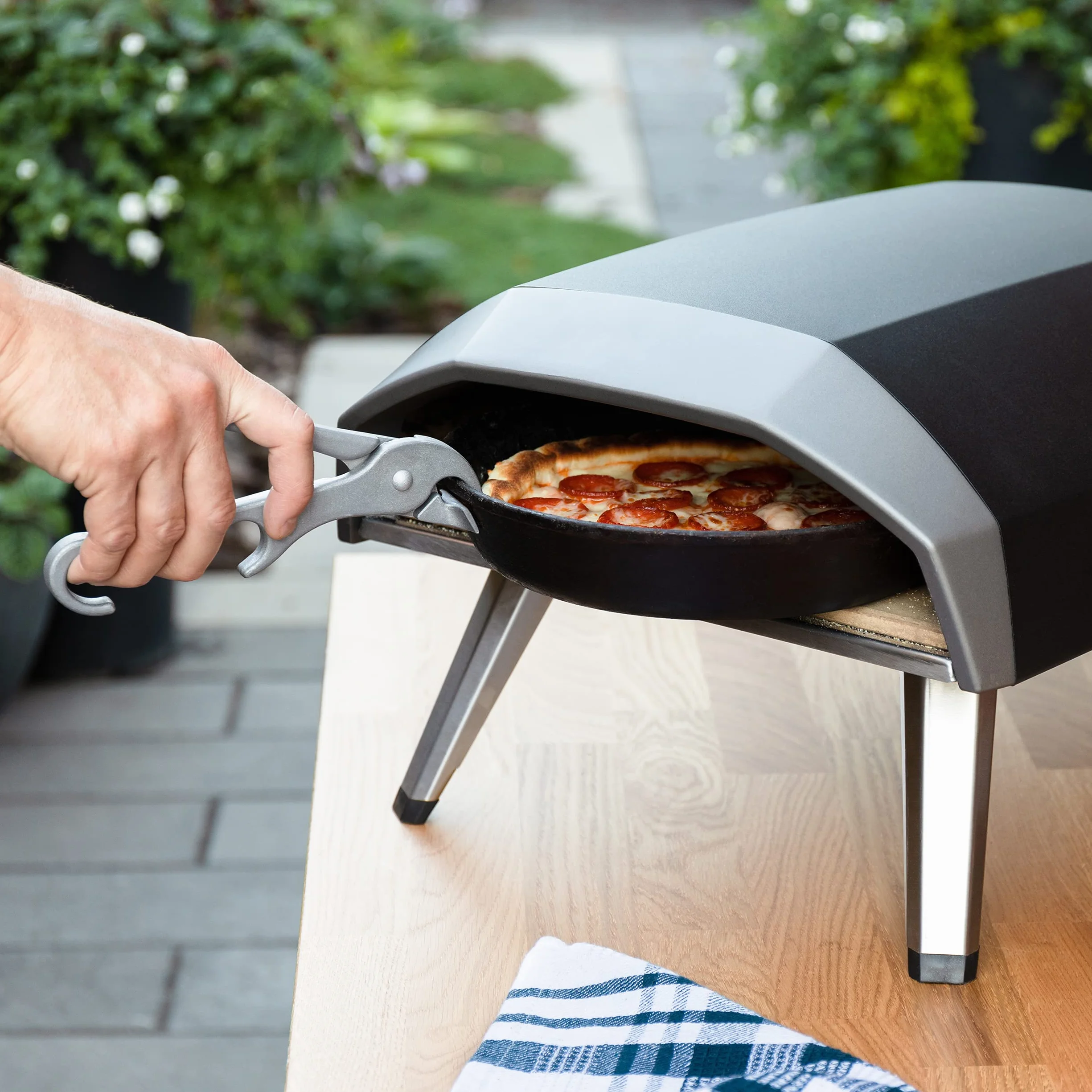 Szef kuchni Pomodoro Premium Pizza Pan Gripper, 8-calowy odlewane aluminiowe szczypce ciężkie, gorące płyty Głębokie naczynia Grabburger do grillowania, żeliwny uchwyt patelni kempingu i pieczenia