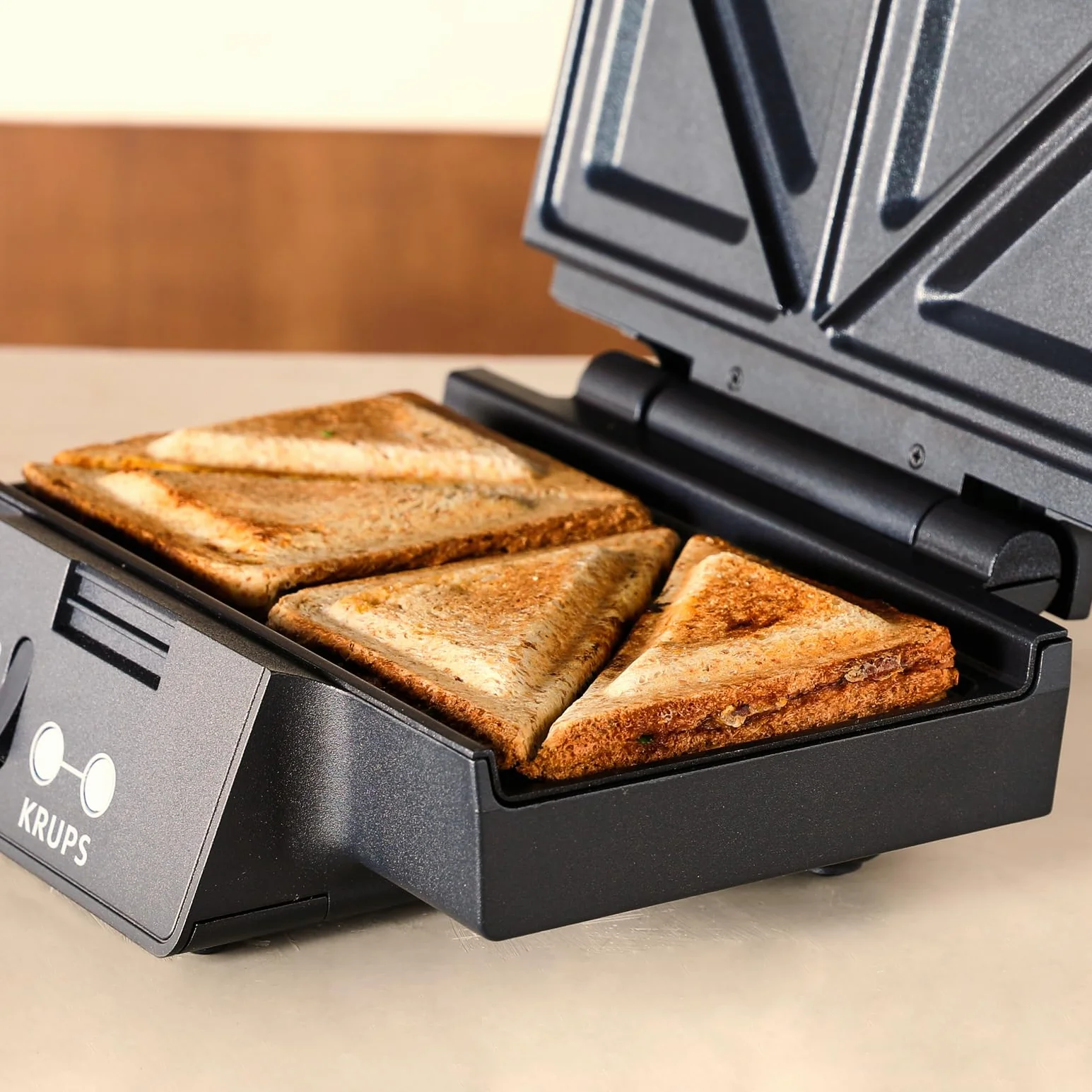 Krups FDK461 Iconic Opiekacz do kanapek, moc 850 W, płyty nieprzywierające z powłoką ceramiczną, ikoniczne wzornictwo, pionowe przechowywanie, przyjazny dla użytkownika, czarny