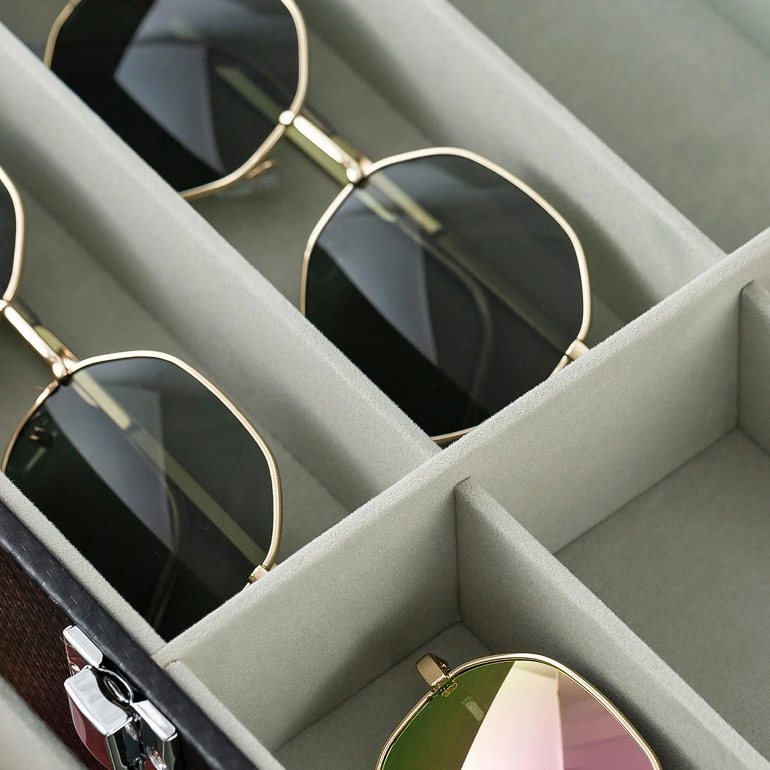 Okulary Przeciwsłoneczne Wyświetlacz, 4 -warstwowe 27 Szczeliny do Przechowywania Okularów z aksamitną podszewką PU Skórzane Okulary Przeciwsłoneczne Organizator do Sklepów Domowych