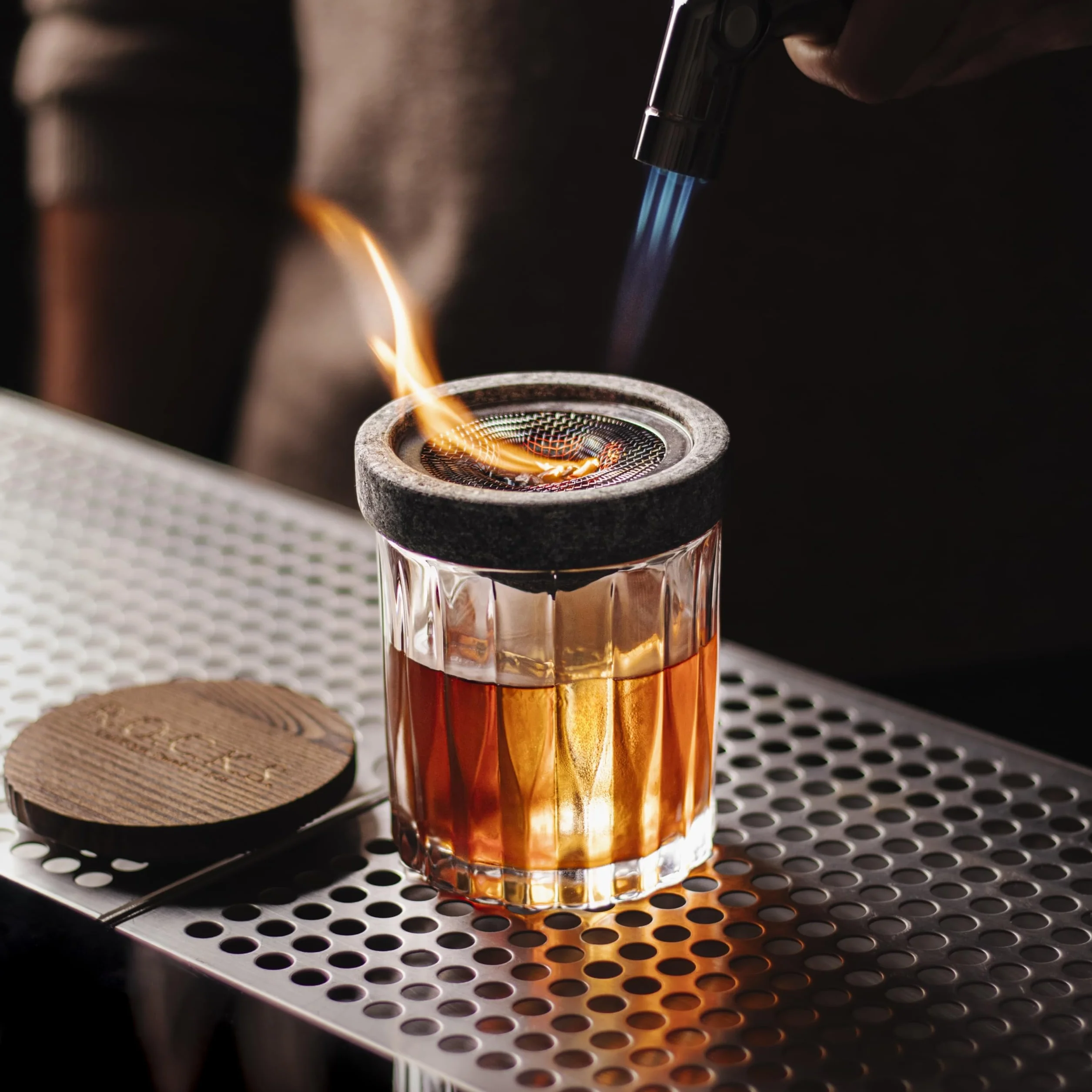 Zestaw do Wędzenia Koktajli z Granitu z Palnikiem – Wędzarka do Whisky i Bourbonu – Zestaw Old Fashioned z 4 Smakami Wiórków Drzewnych – Akcesoria Barowe Prezent dla Miłośników Whisky