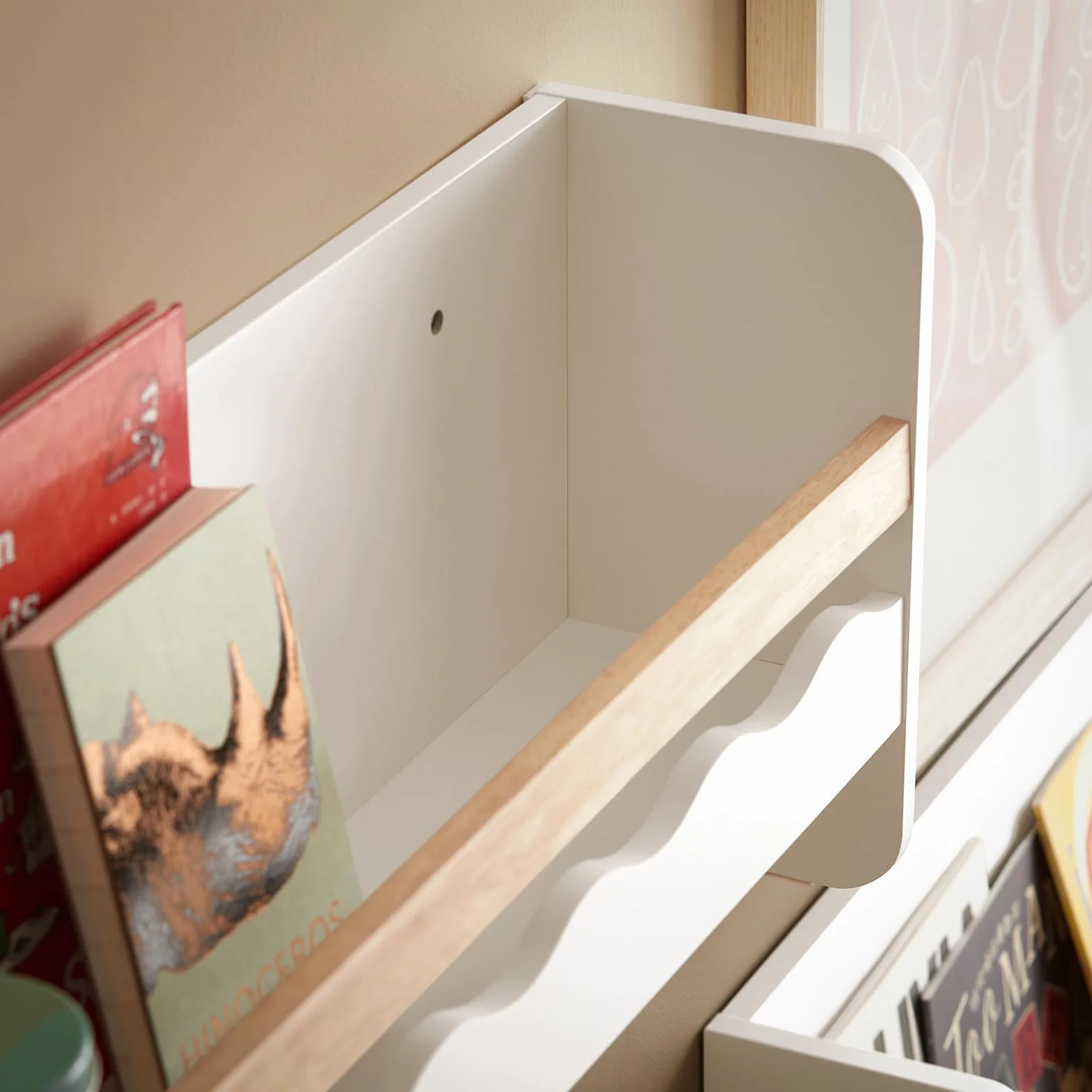 SoBuy KMB78-W Regał dla Dzieci Półka ścienna Gablota Regał Półka Loftowa Szafki 5 haczyków 73x15x30 cm