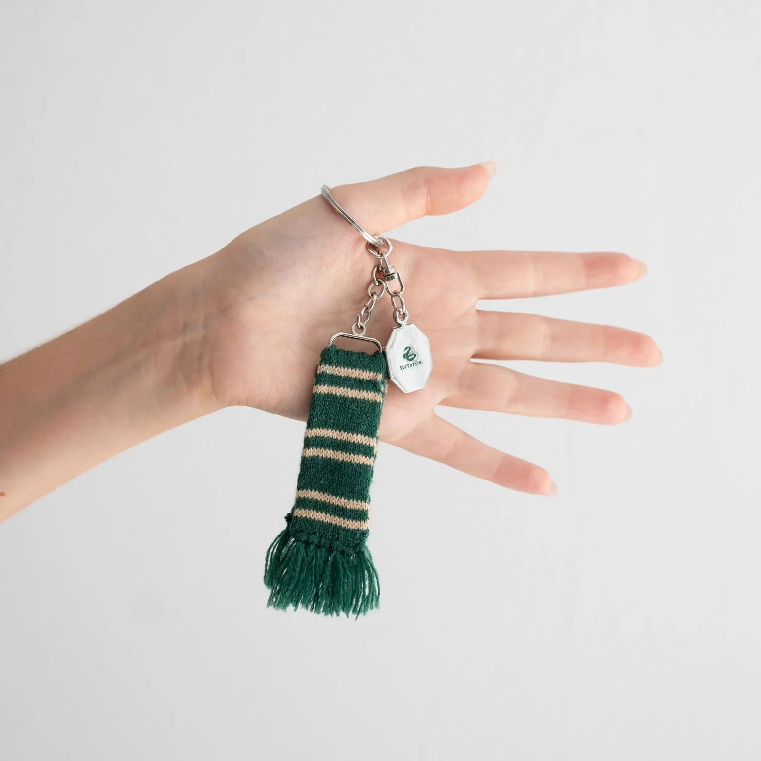 Grupo Erik Keyring Harry Potter Merchandise - Slytherin Scarf Keychain, Cute Keyring, Cool Keyrings, Harry Potter Gifts Under 10 Pounds, Slytherin Gifts