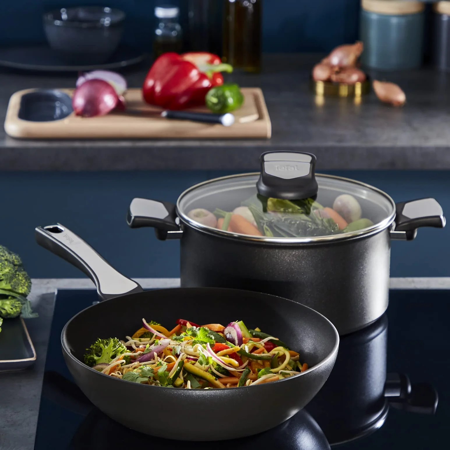 TEFAL Patelnia Unlimited On 24 cm Titanium Anti-Scratch 6X Thermo-Fusion aluminium czarny