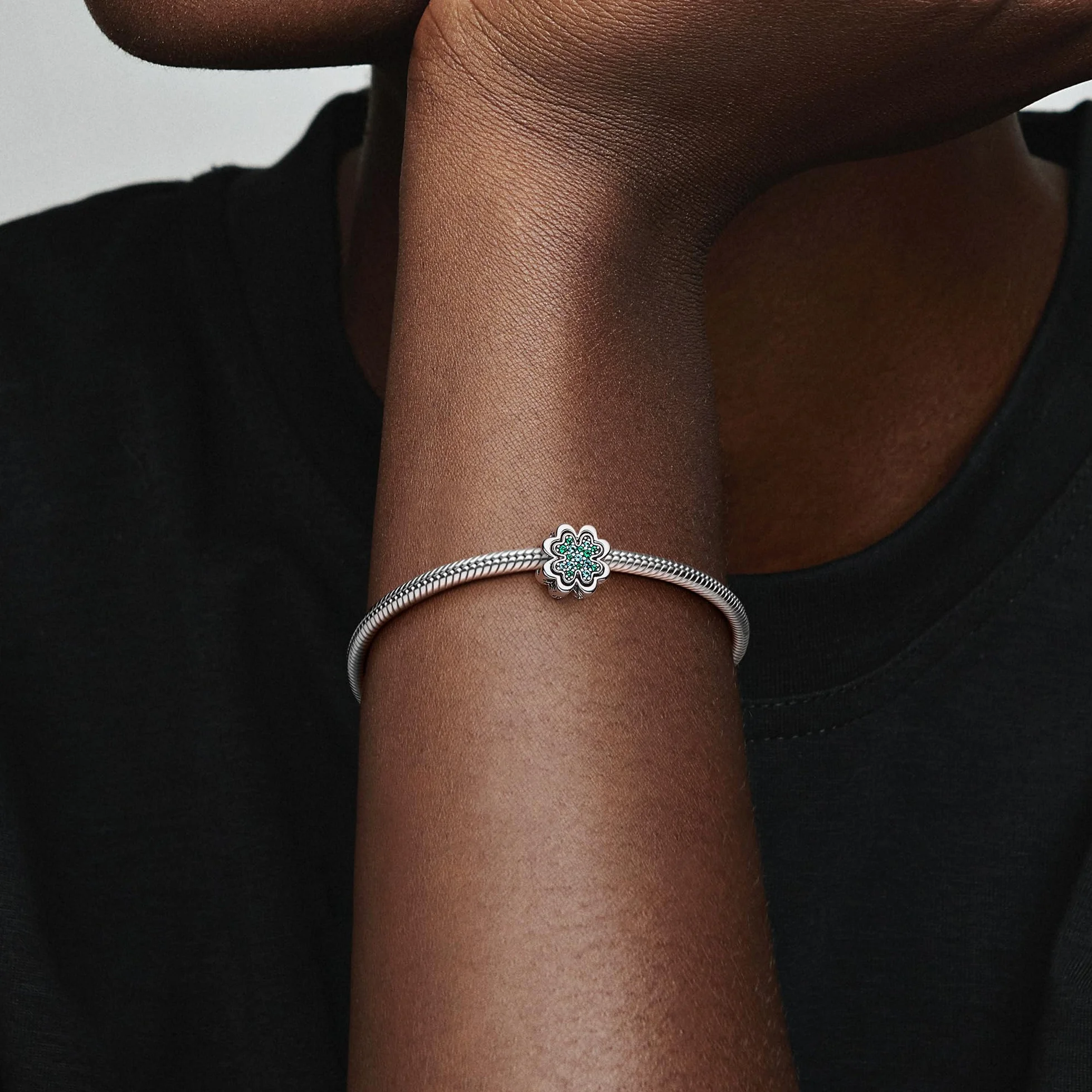 Pandora Moments Charms koniczyna