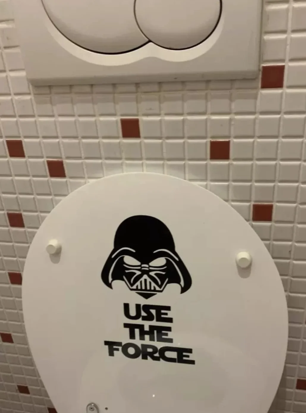 naklejka winylowa na klapę sedesu – Use The Force – Darth Vader – wodoodporna winylowa naklejka jako dekoracja i zabawny prezent 15 x 25 cm w kolorze czarnym