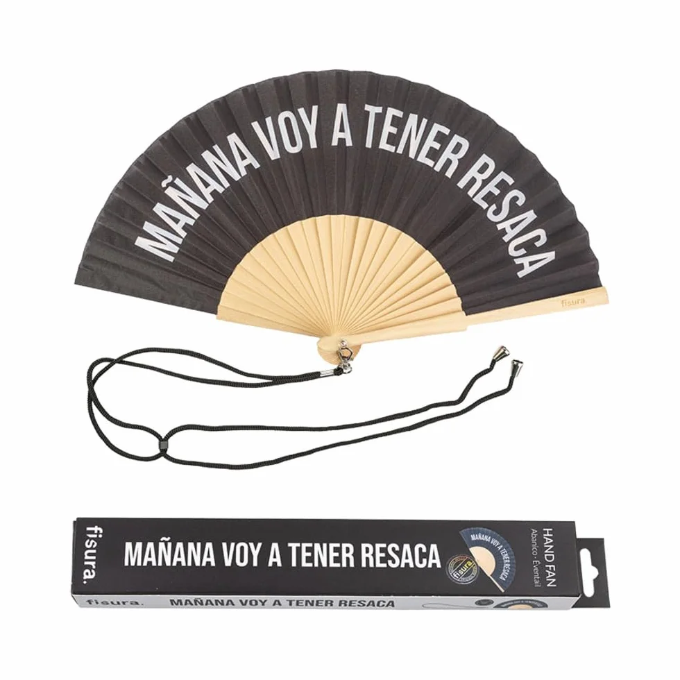 Fisura – Oryginalny wachlarz z napisem “mañana voy a tener resaca”. Nowoczesny i zabawny wachlarz z drewna. Czarny wachlarz. Wachlarz z zawieszką. Wymiary: 42,5 x 23 cm.