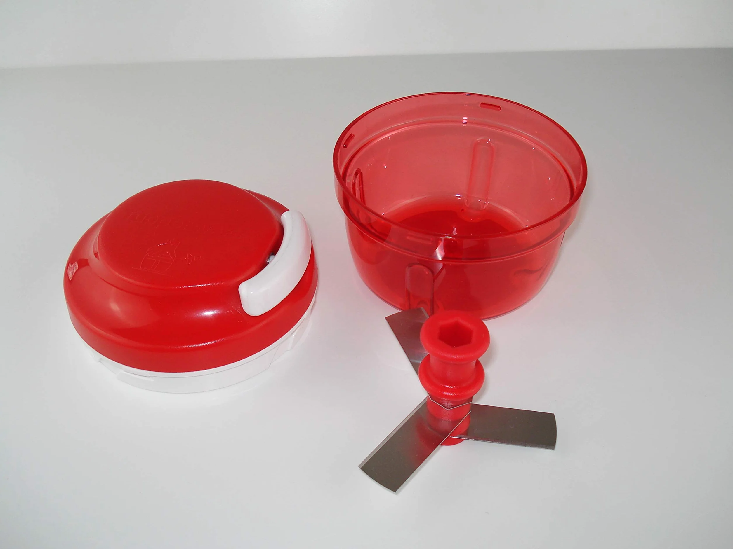 Turbo-Chef od Tupperware - Chef Speedy Boy - Obcinacz do cebuli - Czerwony - Numer referencyjny: 10124