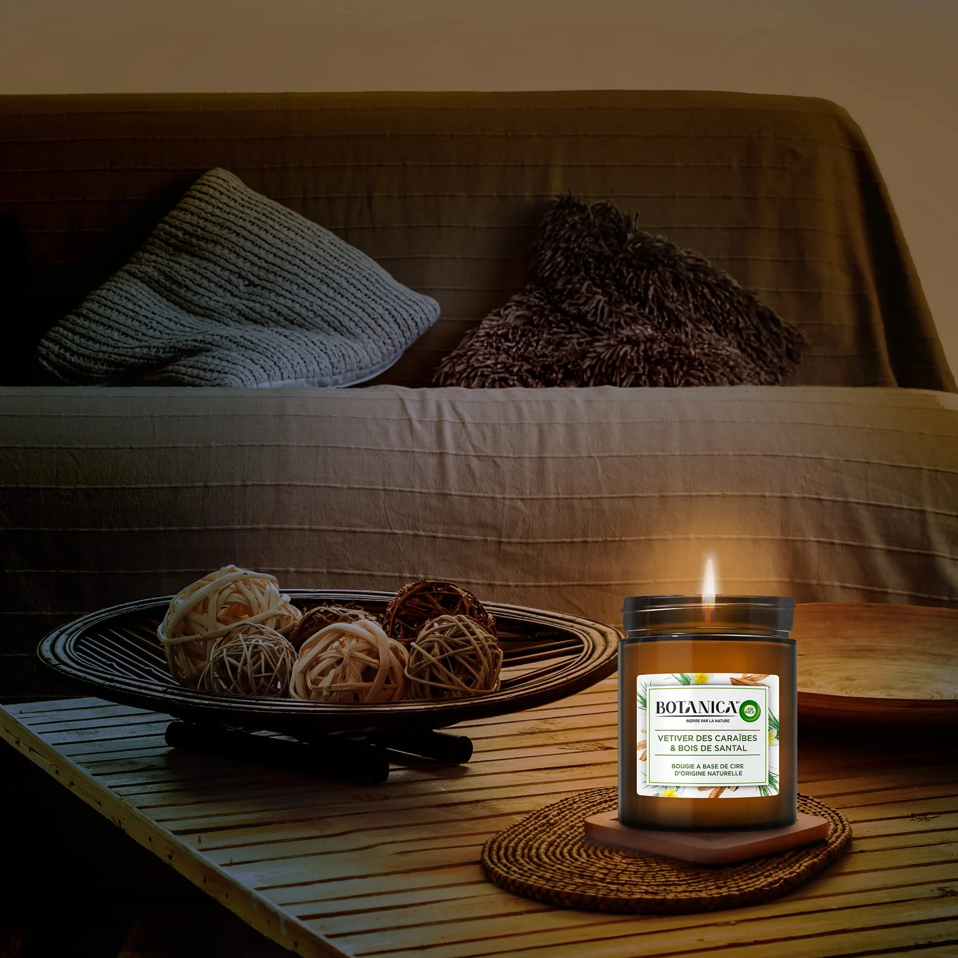 Botanica by Air Wick świeca zapachowa słodka trawa drzewo sandałowe 500 g