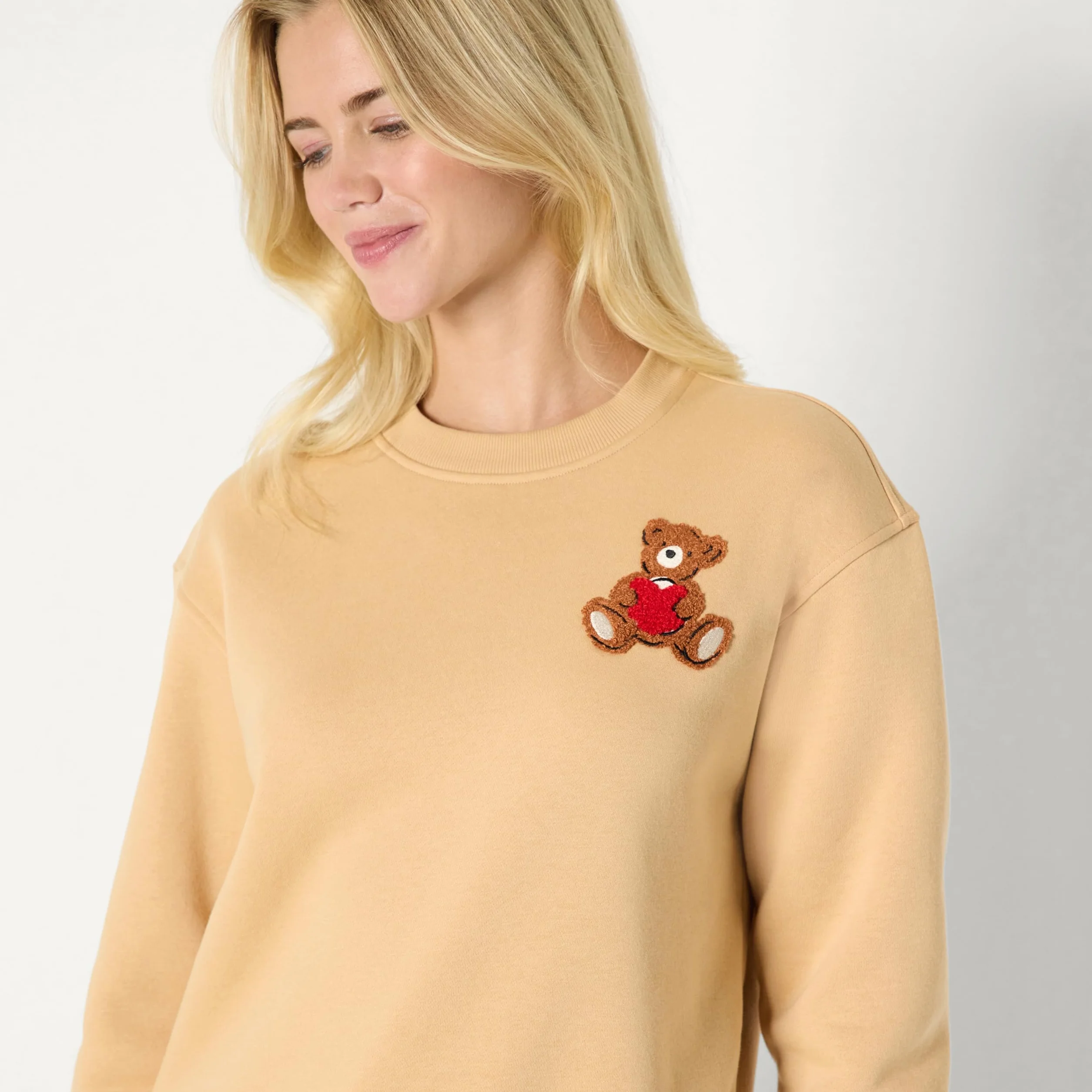 Amazon Essentials x Sofia Grainge Damska bluza z okrągłym dekoltem Boxy Drop Shoulder Crewneck, Light Camel Bear Heart, S