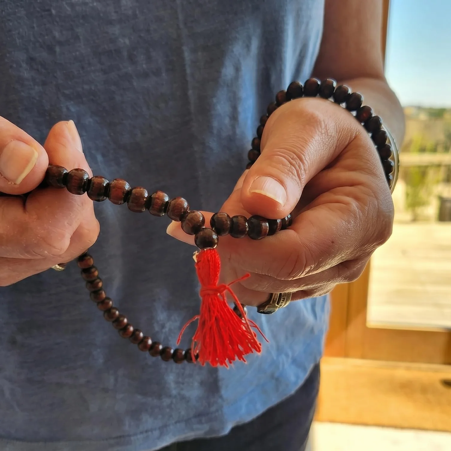 Siesta Fair Trade Naszyjnik z koralików Mallah Mala, 108 autentycznych koralików z drewna Uttis, tradycyjny buddyjski różaniec z czerwonym frędzlami, ręcznie robione pudełko prezentowe z papieru Lokta