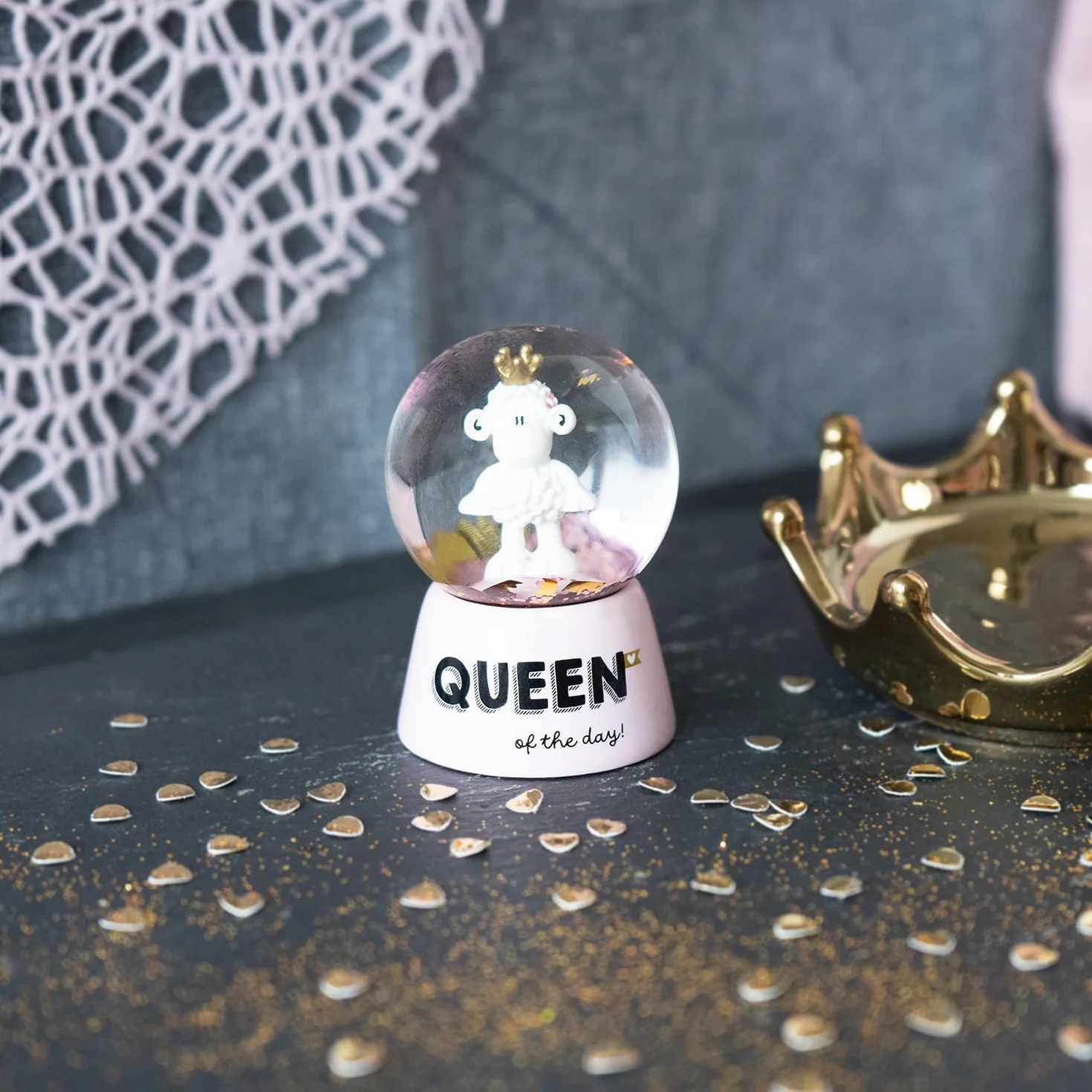 Sheepworld Wymarzona kula z nadrukiem Queen kula śnieżna 6,5 cm żywica poliestrowa