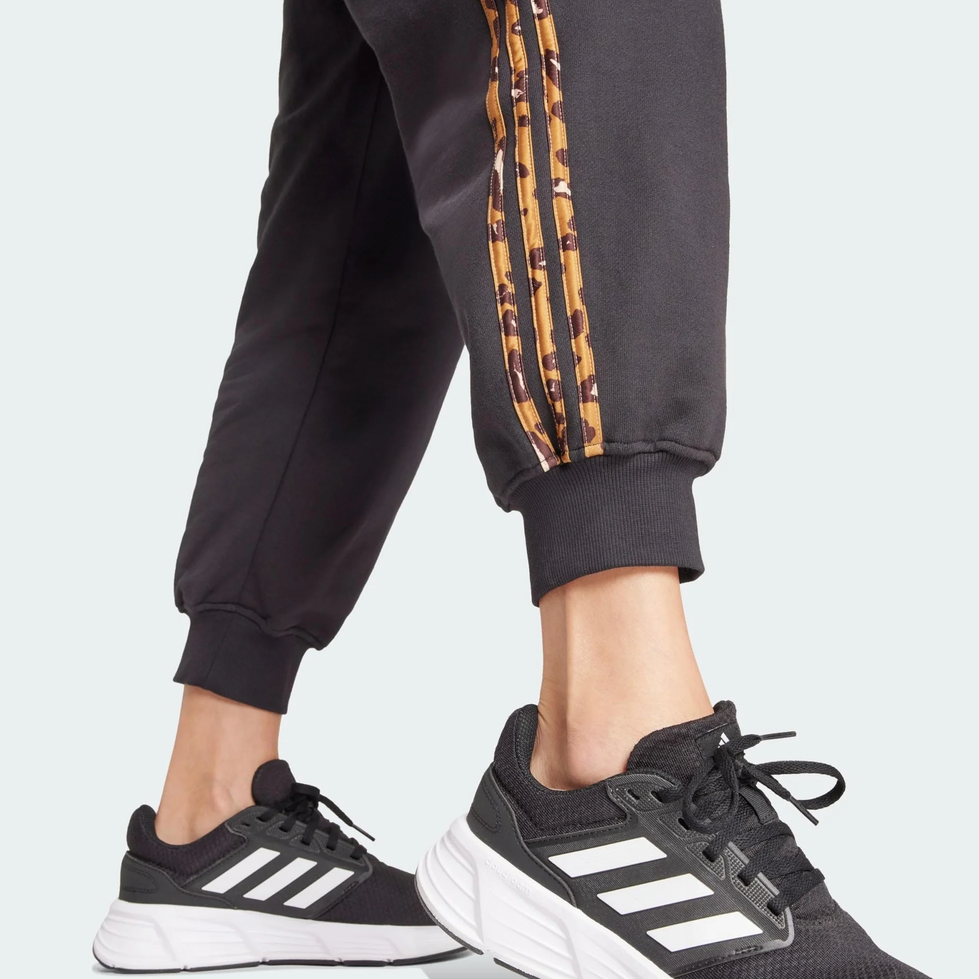 adidas Spodnie Essentials 3 Paski Nadruk Zwierzęcy 7/8 - Spodnie Kobiety