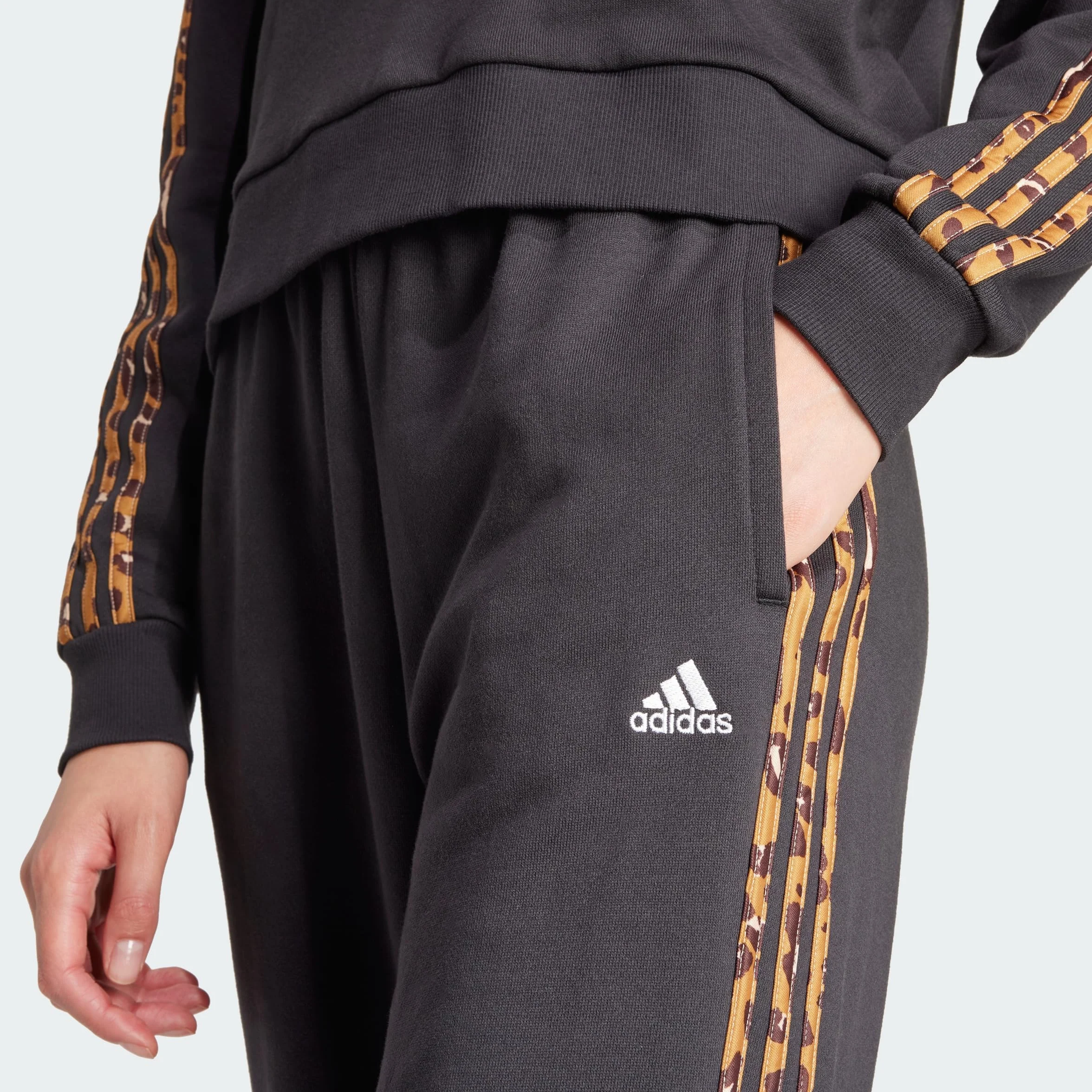 adidas Spodnie Essentials 3 Paski Nadruk Zwierzęcy 7/8 - Spodnie Kobiety