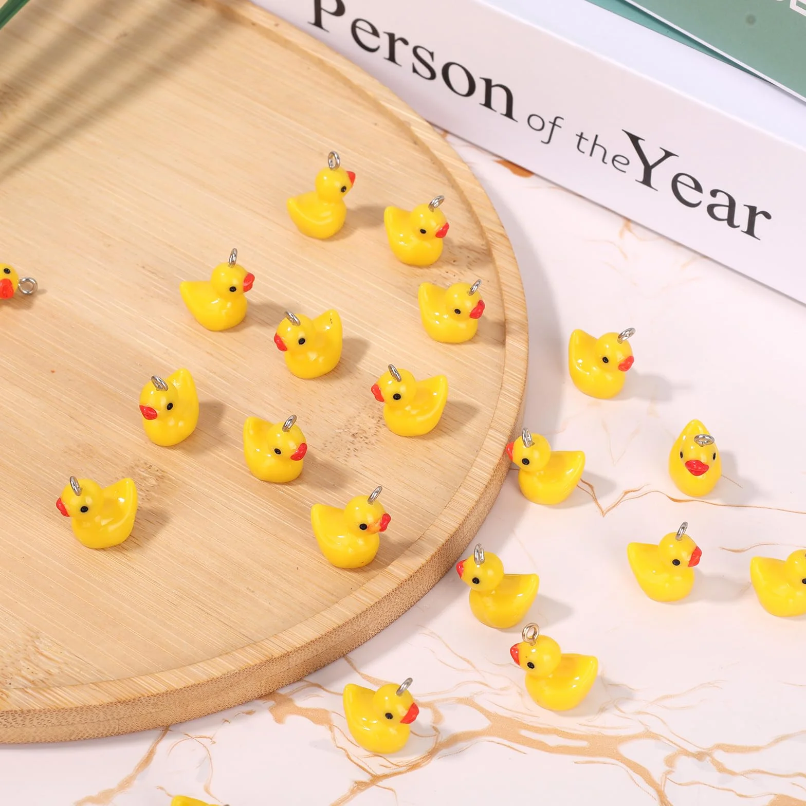 Tinoaly 40 Sztuk Mini Żywiczne Kaczki, Małe Żółte Kaczki Charms z Górnymi Pierścieniami Maleńkie Żywiczne Miniaturowe Zawieszki Zwierzęce Akcesoria dla Kobiet Tworzenia Biżuterii Naszyjnik