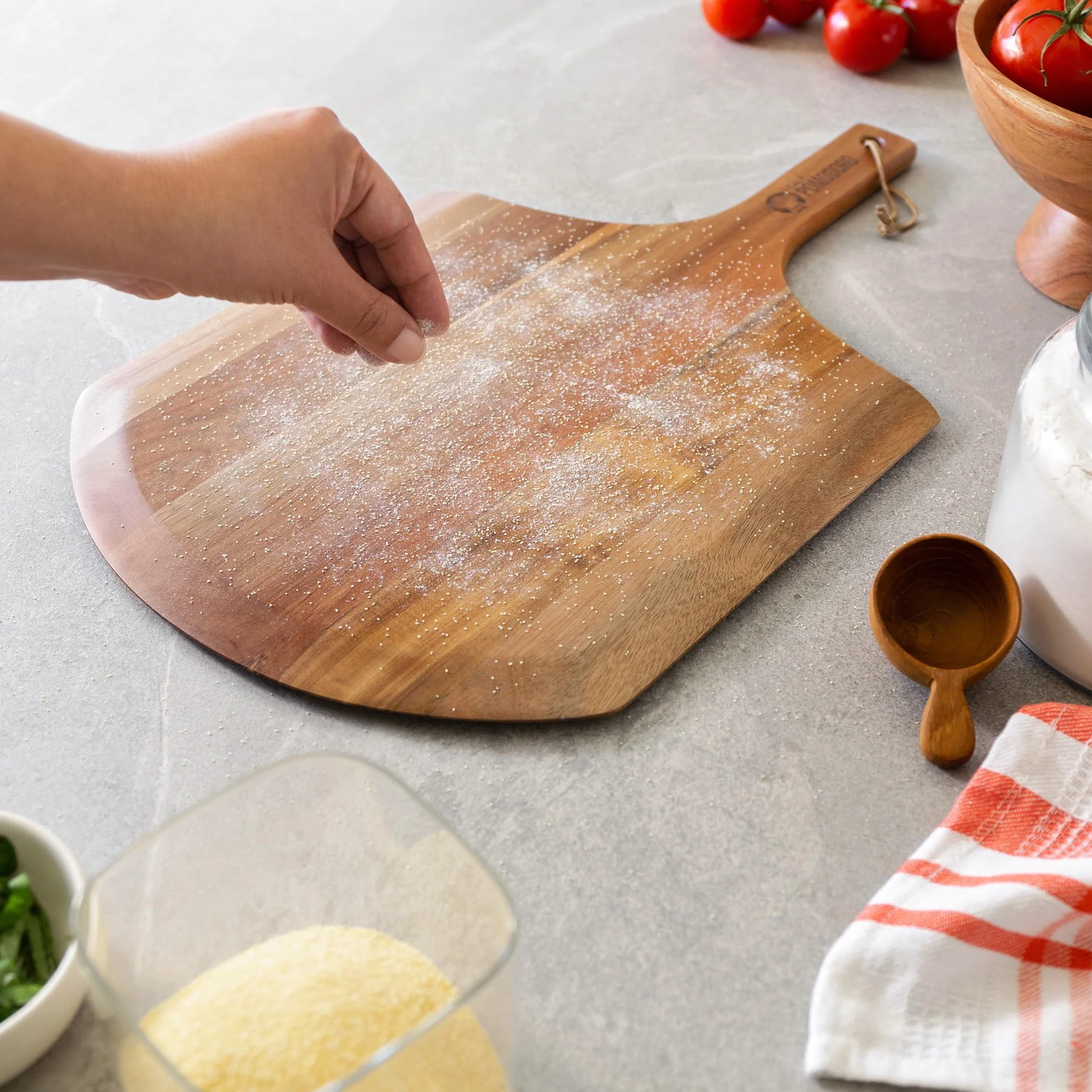Chef Pomodoro - Łopatka do pizzy – 30 cm – długi uchwyt zapewnia dodatkową ochronę przed spalaniem – lekka łopatka do pizzy z drewna akacjowego do łatwego użytkowania – idealna jako akcesorium do