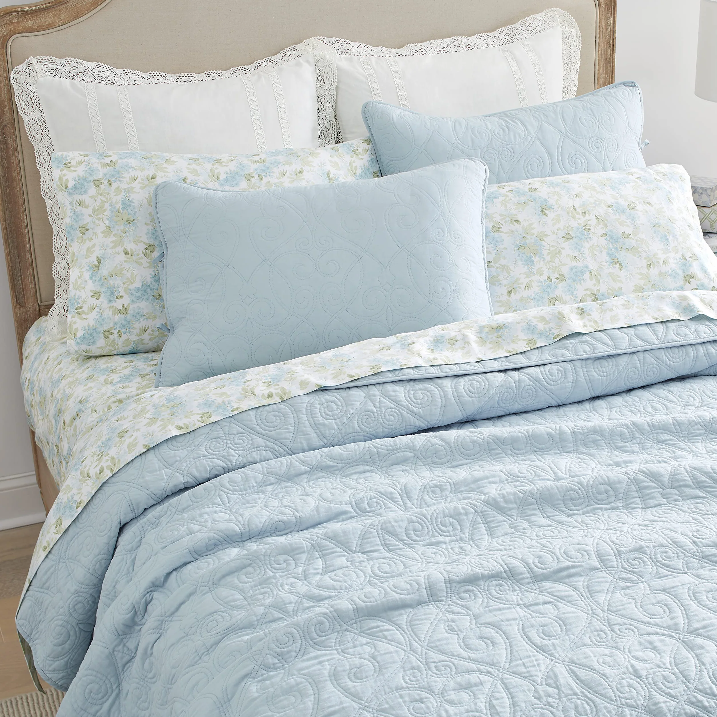 Laura Ashley Bawełniana dwustronna pościel z pasującymi poszewkami, idealna na wszystkie pory roku i wstępnie prana dla dodatkowej miękkości, niebieski Breeze Blue, King