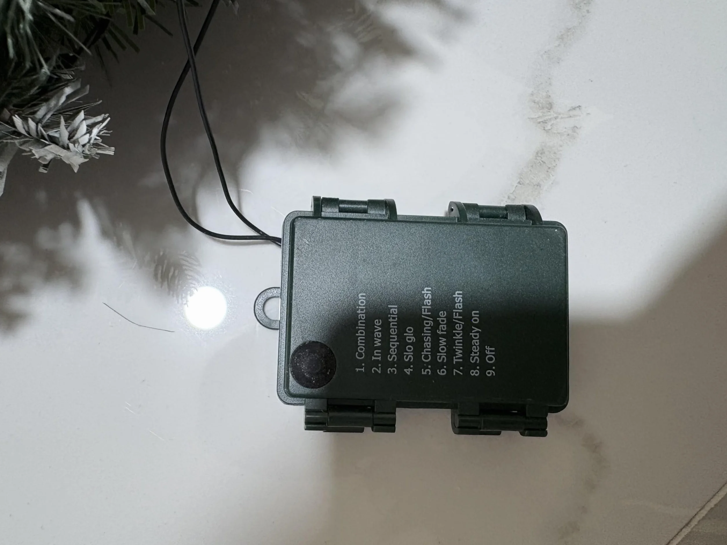 50 cm sztuczny wieniec bożonarodzeniowy z 50 diodami LED, ozdobiony czerwonymi jagodami, mroźne gałęzie, dekoracja bożonarodzeniowa do drzwi na ścianę do wewnątrz i na zewnątrz