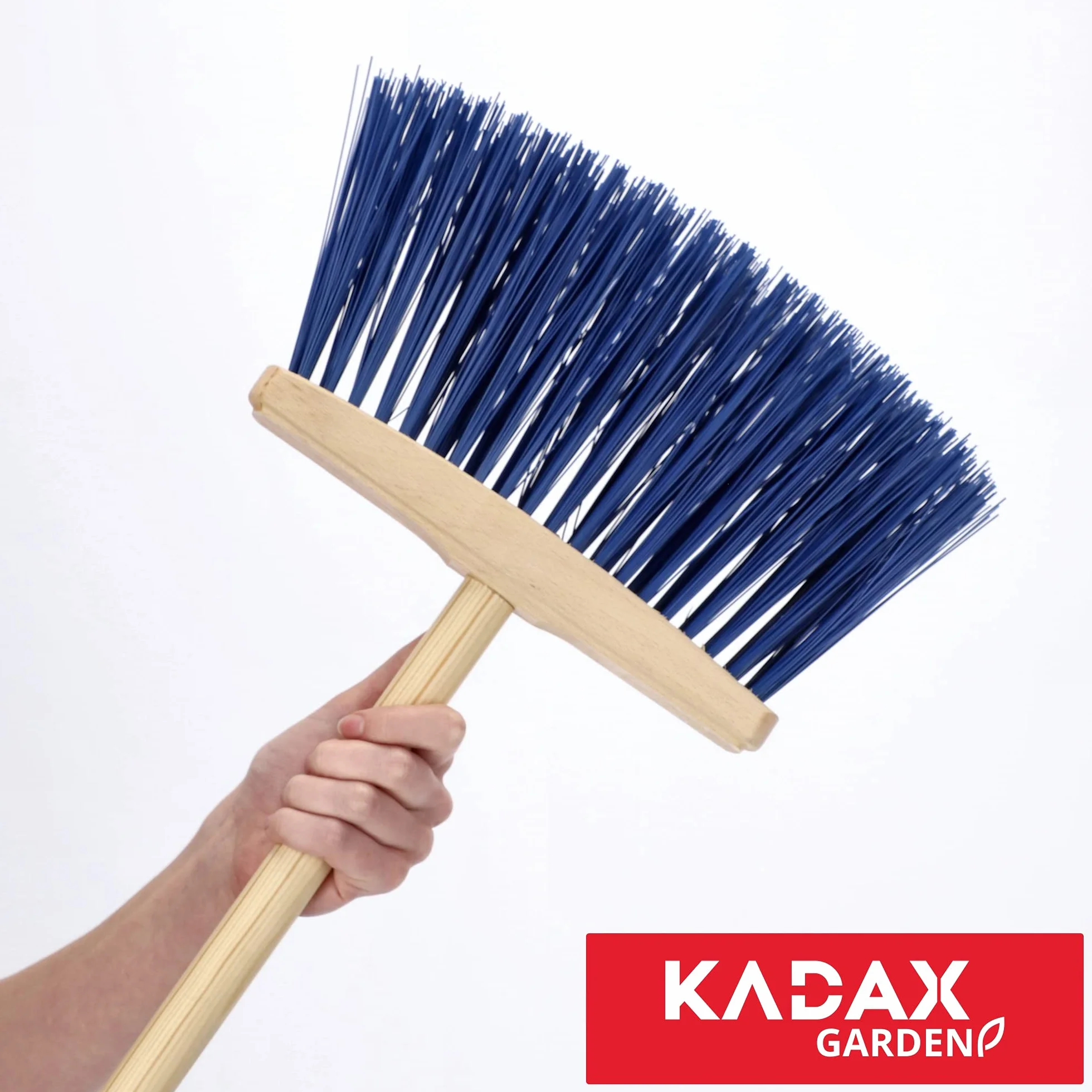 KADAX Miotła uliczna granatowa z trzonkiem drewnianym, twarde włosie nylonowe odporne na warunki pogodowe, stabilny uchwyt, skuteczne zamiatanie chodników, podjazdów i ulic