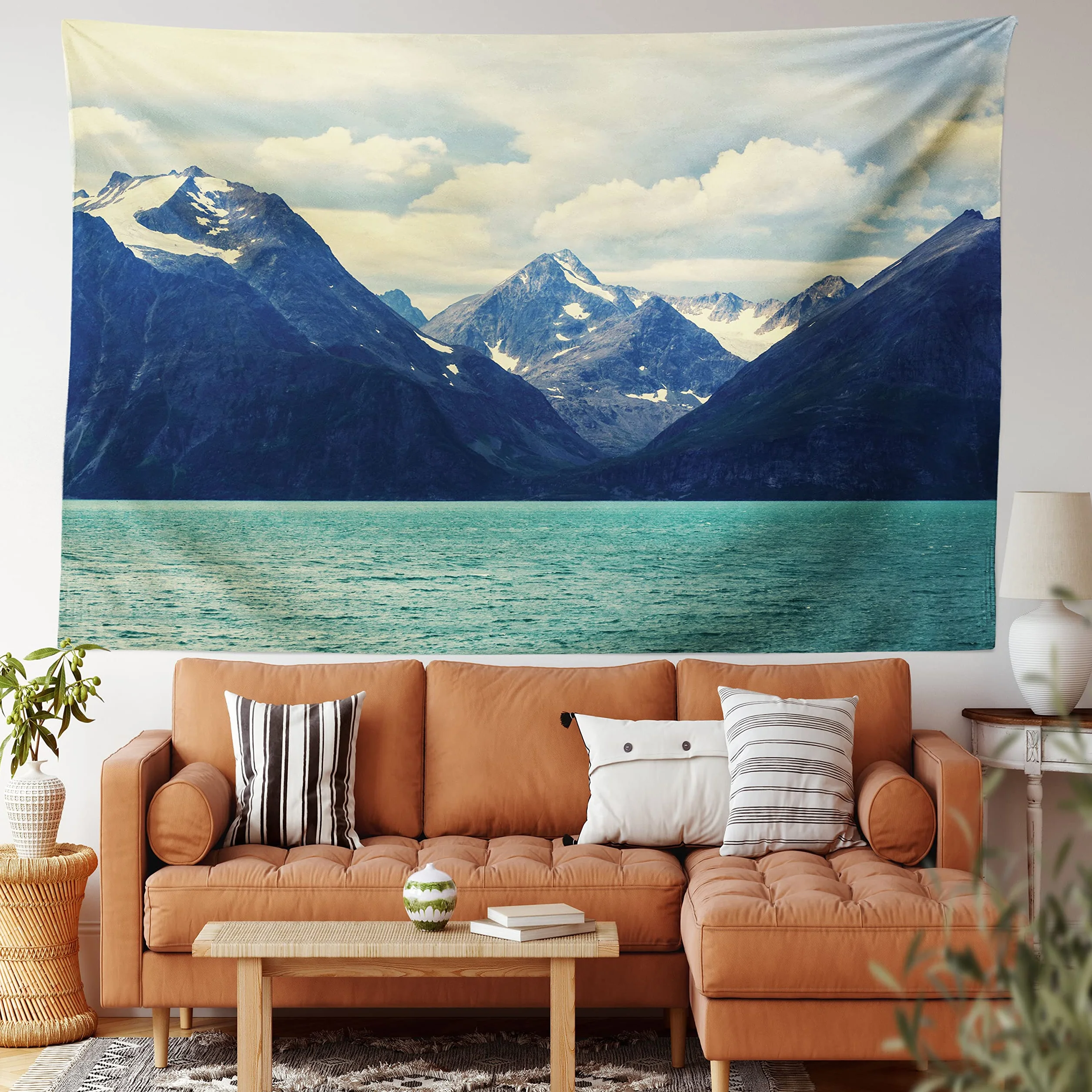ABAKUHAUS, Góra, Dekoracyjny gobelin, plakat na ścianę, Północne wybrzeże Atlantyku Norwegia Fishing Port Snowy Natura, Migdałowy Zielony Ciemnoniebieski, 230x140cm