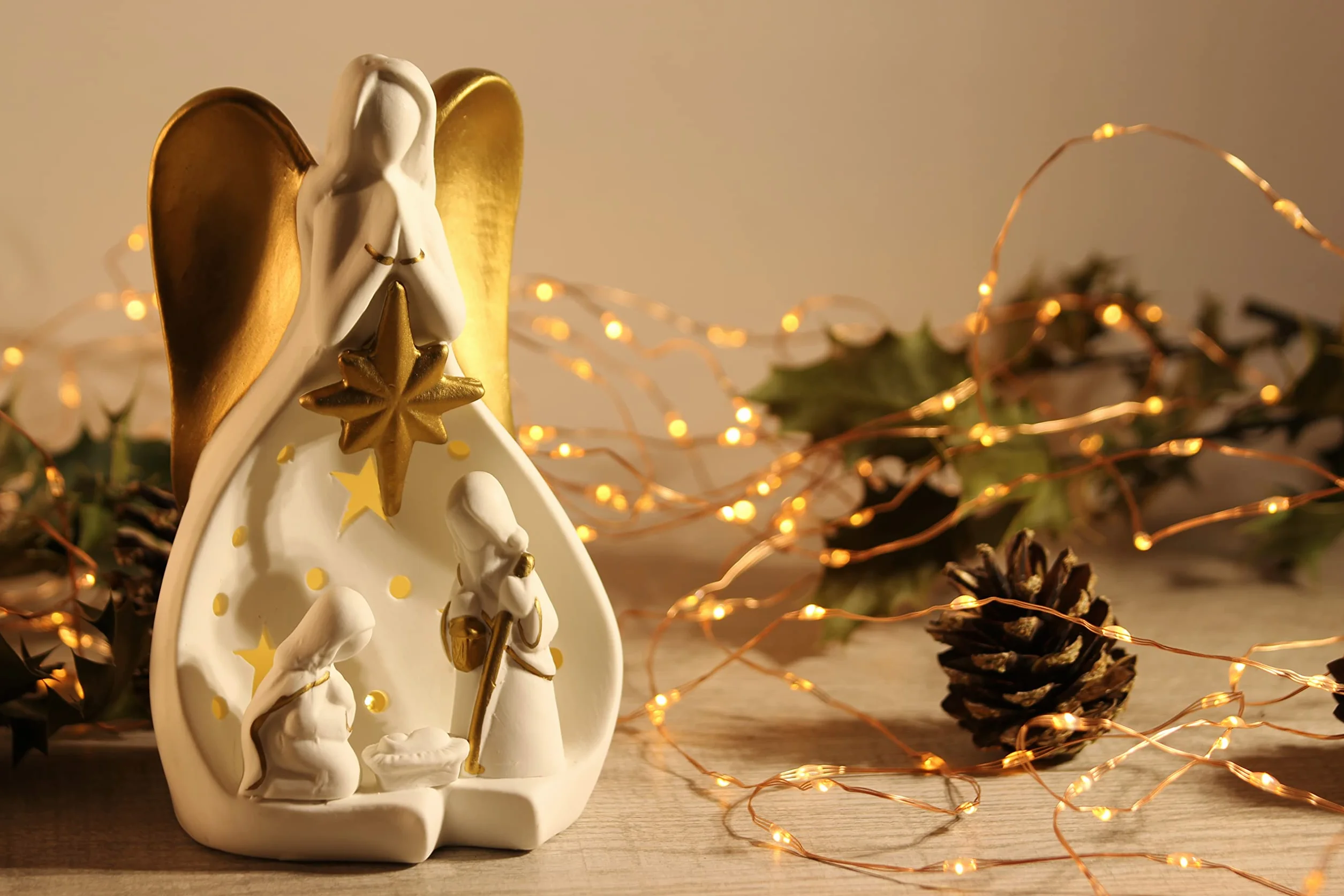 Biała ceramiczna szopka bożonarodzeniowa z diodami LED, 10,5 x 9 x 18 H