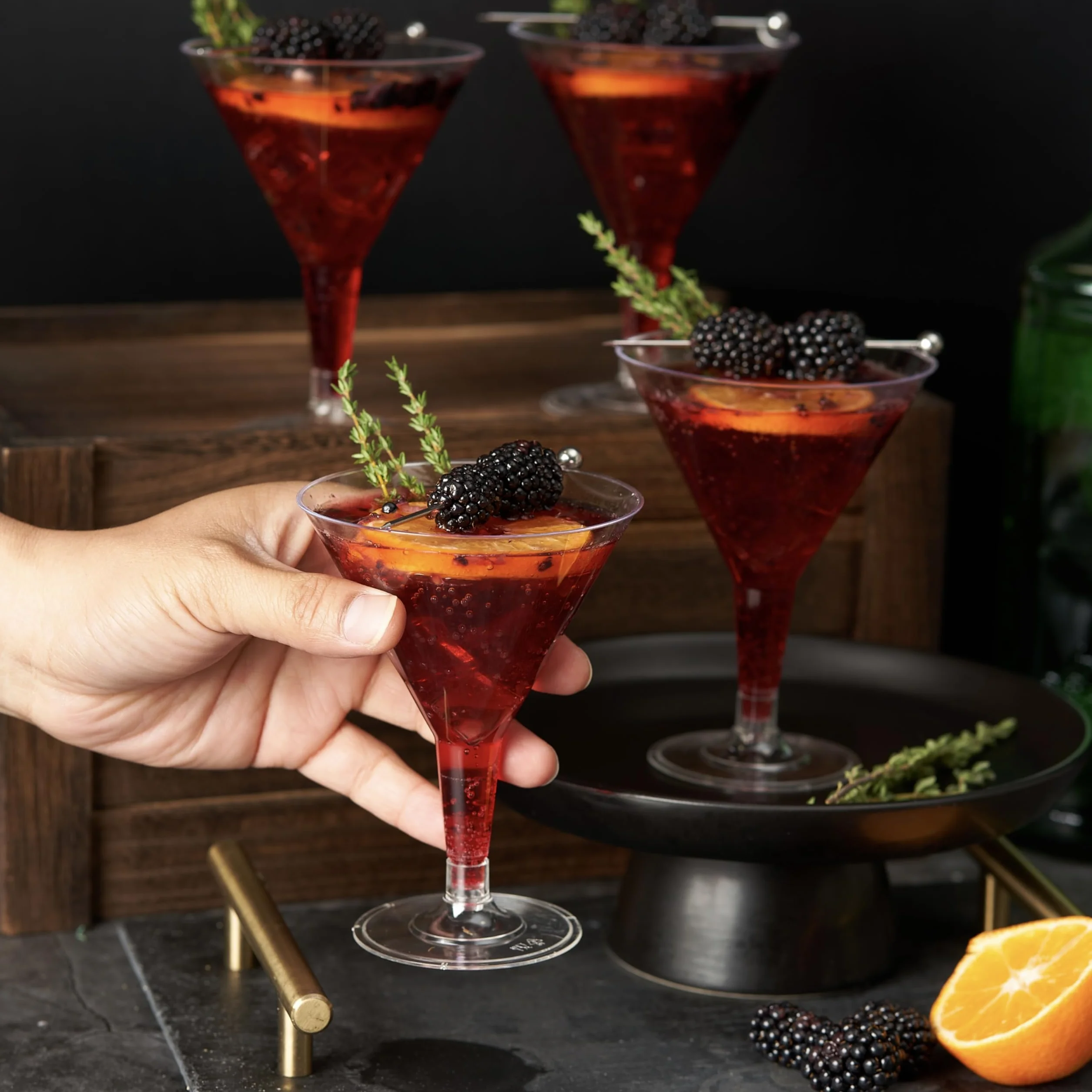 MATANA 48 Plastikowych Kieliszków do Martini, 210ml - Eleganckie, Wytrzymałe i Wielokrotnego Użytku - Kieliszki Koktajlowe na Wesela, Urodziny, Święta i Przyjęcia