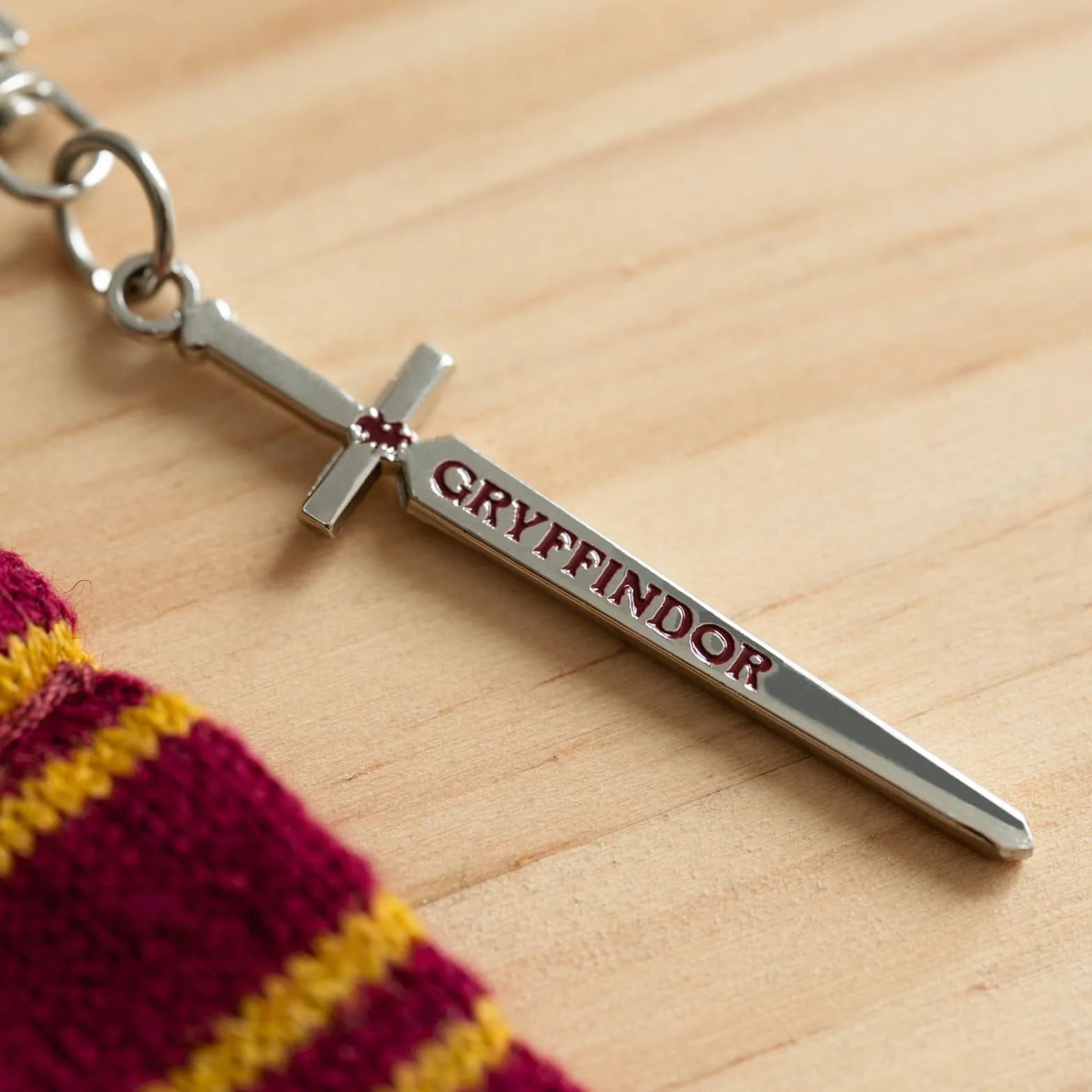 Grupo Erik Keyring Harry Potter Merchandise - Hufflepuff Scarf Keychain, Cute Keyring, Cool Keyrings, Harry Potter Gifts Under 10 Pounds, Hufflepuff Gifts