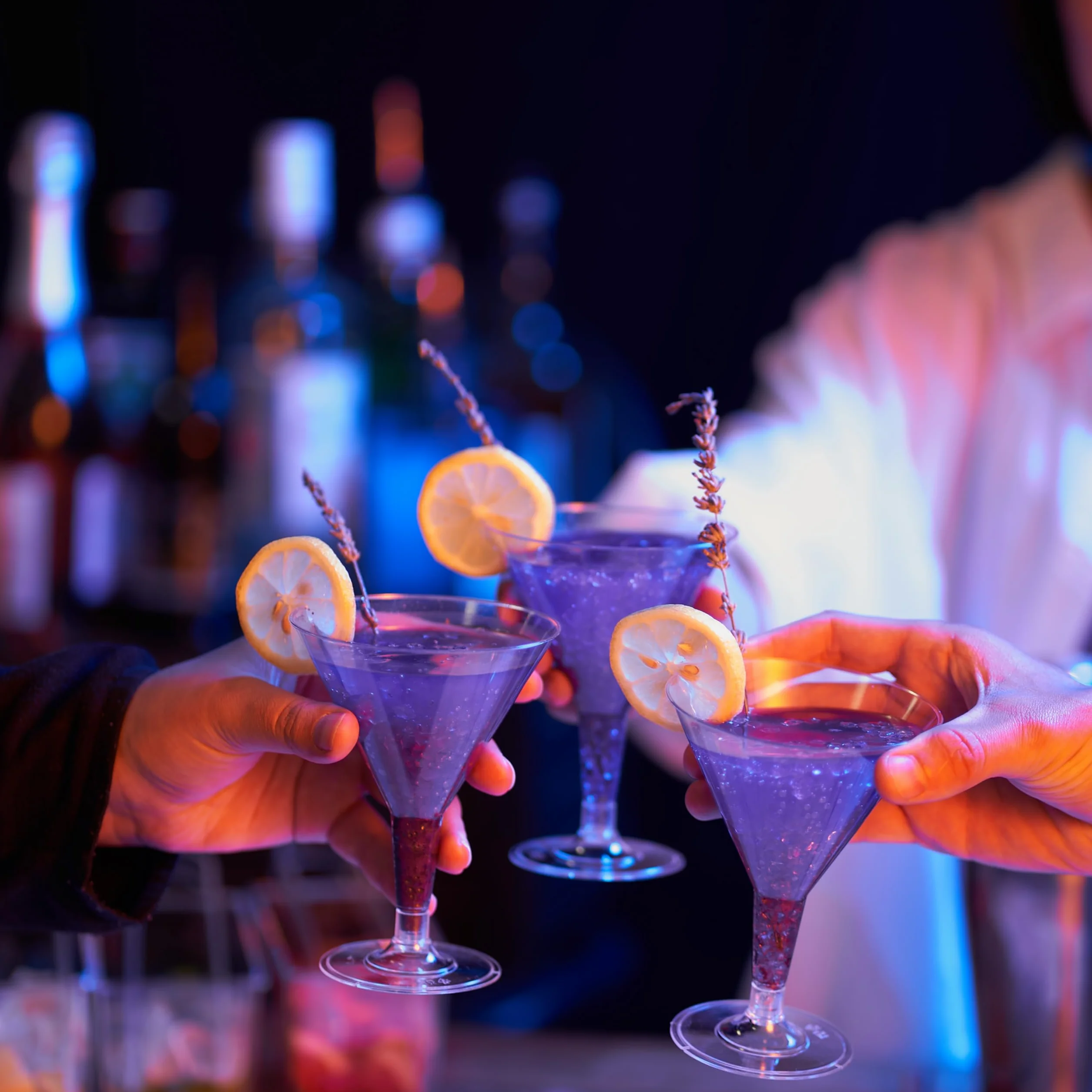 MATANA 48 Plastikowych Kieliszków do Martini, 210ml - Eleganckie, Wytrzymałe i Wielokrotnego Użytku - Kieliszki Koktajlowe na Wesela, Urodziny, Święta i Przyjęcia