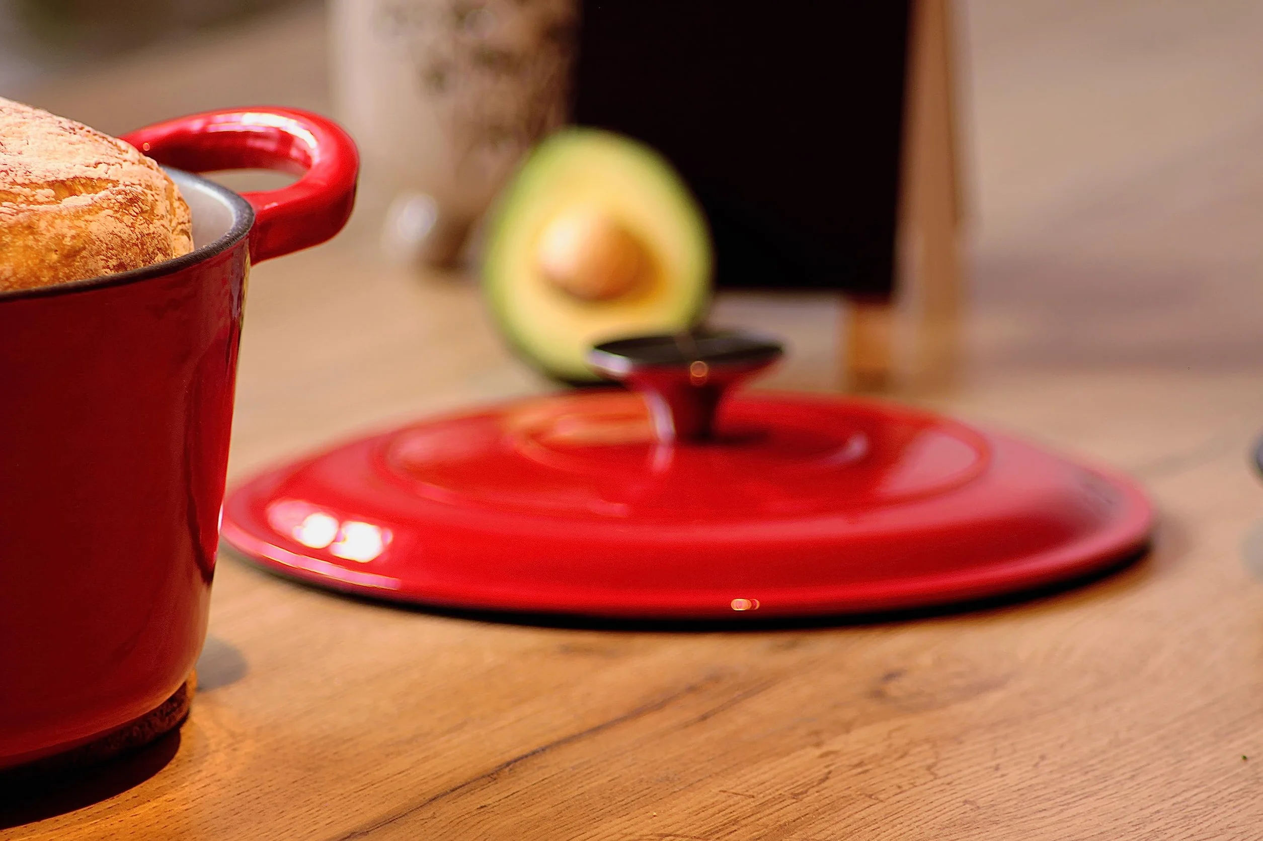 Echtwerk Cast Iron Dutch Oven with Enamel Coating, Cast Iron Pot, Roasting Dish with Lid, Bread Baking Pot Round, Suitable for Oven, Grill, BBQ and Induction, Red, 3.5 L