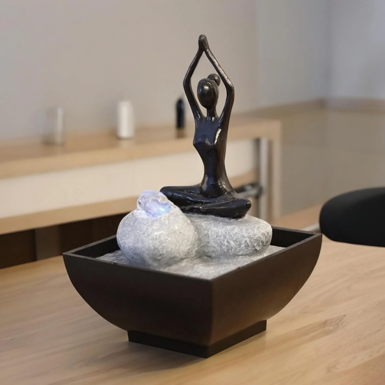 zen' Light yoga2 fontanna z żywicy poliestrowej, czarna, 12 x 12 x 17 cm