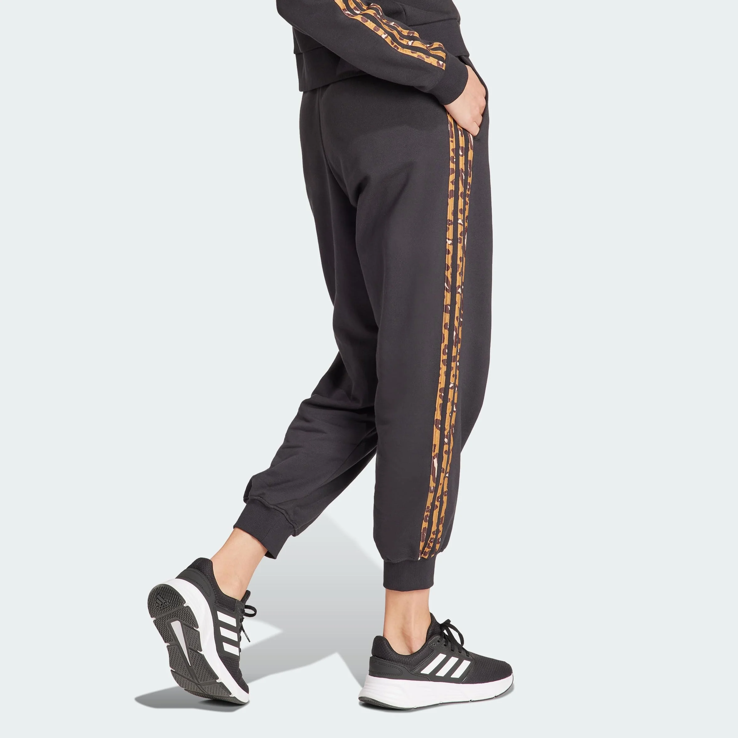 adidas Spodnie Essentials 3 Paski Nadruk Zwierzęcy 7/8 - Spodnie Kobiety