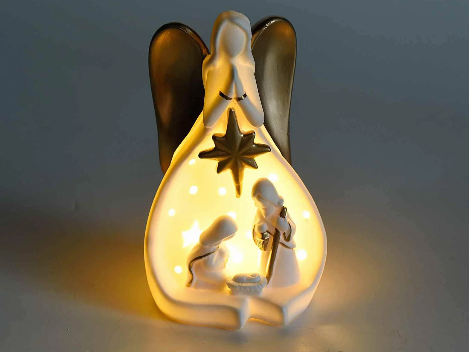 Biała ceramiczna szopka bożonarodzeniowa z diodami LED, 10,5 x 9 x 18 H