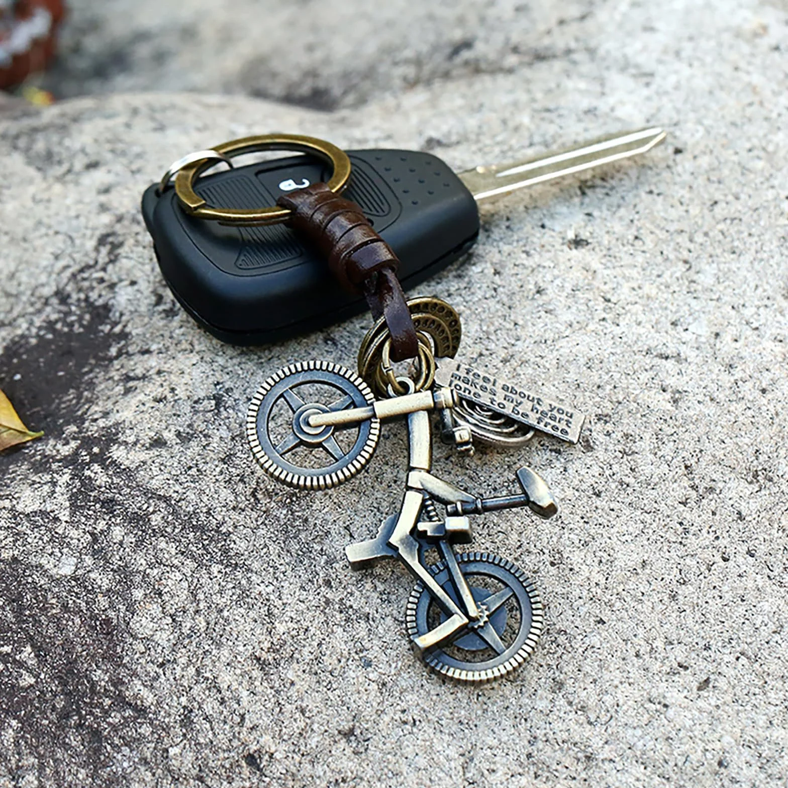 Brelok rowerowy, brelok rowerowy wykonany ze skóry i metalu, brelok spersonalizowany breloczek do kluczy szczęśliwy amulet prezent na walentynki, urodziny, Boże Narodzenie i rocznicę prezent dla