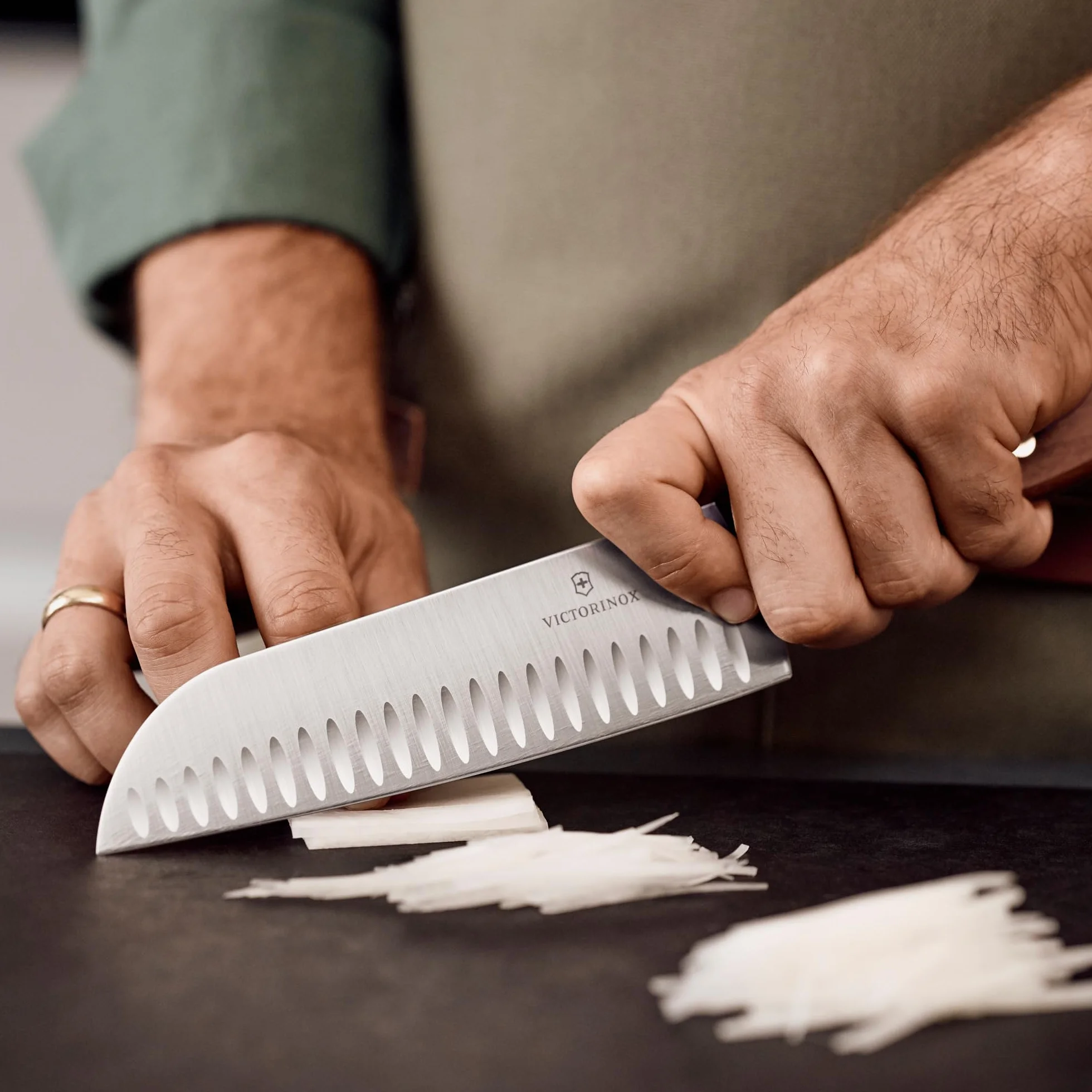 Victorinox, 6.8520.17G, Wood, Santokumesser, Extra scharfe Klinge, mit Kullenschliff, mit edlem Holzgriff, Braun, Made in Switzerland,